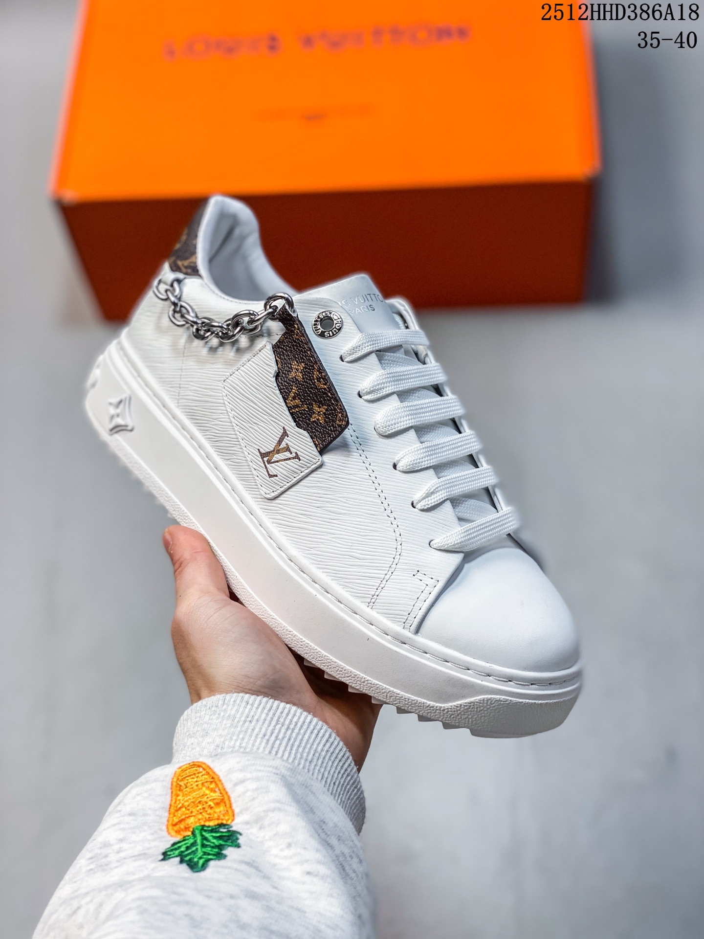 广奢高端货Louis Vuitton New Arrival 系列 LV Time Out 情侣小白鞋| ✦ 小白鞋正统线条:干净、高级、显脚瘦 ✦ 经典 Monogram 老花:辨识度满分,一眼奢侈 ✦ 进口头层小牛皮鞋面:细腻、柔韧、鞋面更挺括 ✦ 羊皮内里:脚感软糯不磨脚,全天穿无压力 ✦ 原楦开发:版型挺拔、比例更精致 ✦ 鞋边立体雕花纹理:细节完全到位,质感直观可见 ✦ 轻量橡胶大底:抓地防滑,上脚轻盈不累 ✦ 情侣款百搭属性:通勤、休闲、旅行全能搭配 ✦ 专柜级包装:原装鞋盒 / 防尘袋 / 配件齐全 HHD386A18