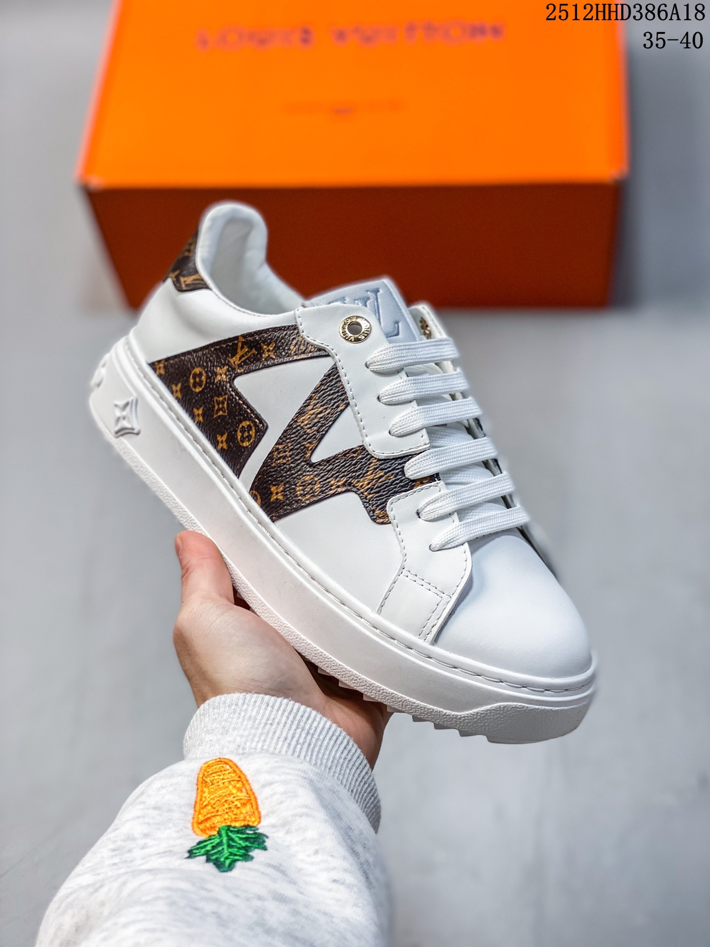 放店💰300
广奢高端货Louis Vuitton  New Arrival 系列
LV Time Out 情侣小白鞋｜

✦ 小白鞋正统线条：干净、高级、显脚瘦
✦ 经典 Monogram 老花：辨识度满分，一眼奢侈
✦ 进口头层小牛皮鞋面：细腻、柔韧、鞋面更挺括
✦ 羊皮内里：脚感软糯不磨脚，全天穿无压力
✦ 原楦开发：版型挺拔、比例更精致
✦ 鞋边立体雕花纹理：细节完全到位，质感直观可见
✦ 轻量橡胶大底：抓地防滑，上脚轻盈不累
✦ 情侣款百搭属性：通勤、休闲、旅行全能搭配
✦ 专柜级包装：原装鞋盒 / 防尘袋 / 配件齐全

码数：35-40
12HHD386A18