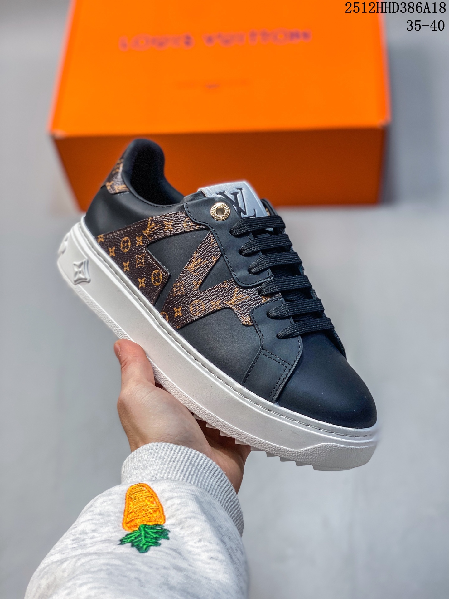 放店💰300
广奢高端货Louis Vuitton  New Arrival 系列
LV Time Out 情侣小白鞋｜

✦ 小白鞋正统线条：干净、高级、显脚瘦
✦ 经典 Monogram 老花：辨识度满分，一眼奢侈
✦ 进口头层小牛皮鞋面：细腻、柔韧、鞋面更挺括
✦ 羊皮内里：脚感软糯不磨脚，全天穿无压力
✦ 原楦开发：版型挺拔、比例更精致
✦ 鞋边立体雕花纹理：细节完全到位，质感直观可见
✦ 轻量橡胶大底：抓地防滑，上脚轻盈不累
✦ 情侣款百搭属性：通勤、休闲、旅行全能搭配
✦ 专柜级包装：原装鞋盒 / 防尘袋 / 配件齐全

码数：35-40
12HHD386A18