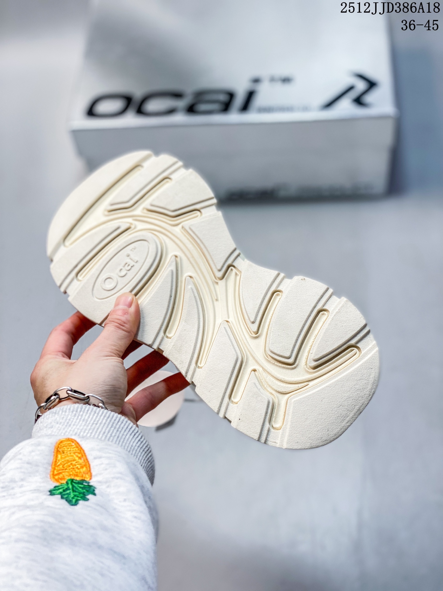 放店💰100
🉐福利特价❗️
宝藏国产 国潮品牌Ocai Retro Sneaker 复古系列街头低帮厚底休闲运动鞋Ocai是Old Order团队在2022年新的一个企划项目。Ocai的创立以满足当下都市年轻男女的通勤基础款为基础,加以版型,面料,工艺以及满足当代时下艺术风格的一些元素来加以改革,深究每件产品的质感与细节,用满足现代审美的工艺及手法重新优化,诠释经典。通过融入更多新颖的工艺手法及风格来对服装进行进一步的更新与表达,融会贯通加以更现代的手法来重新审视与优化经典!
12JJD386A18