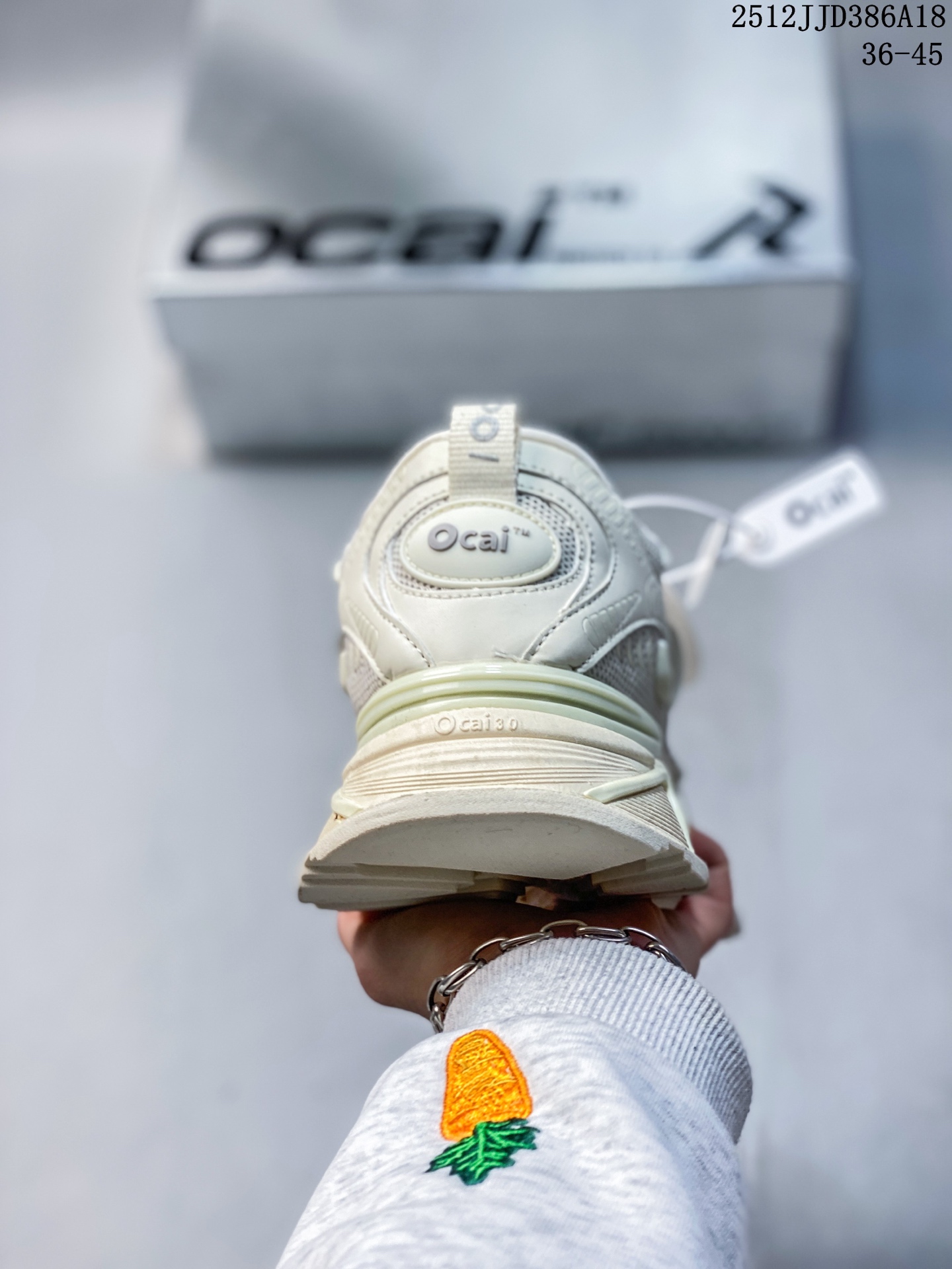 放店💰100
🉐福利特价❗️
宝藏国产 国潮品牌Ocai Retro Sneaker 复古系列街头低帮厚底休闲运动鞋Ocai是Old Order团队在2022年新的一个企划项目。Ocai的创立以满足当下都市年轻男女的通勤基础款为基础,加以版型,面料,工艺以及满足当代时下艺术风格的一些元素来加以改革,深究每件产品的质感与细节,用满足现代审美的工艺及手法重新优化,诠释经典。通过融入更多新颖的工艺手法及风格来对服装进行进一步的更新与表达,融会贯通加以更现代的手法来重新审视与优化经典!
12JJD386A18