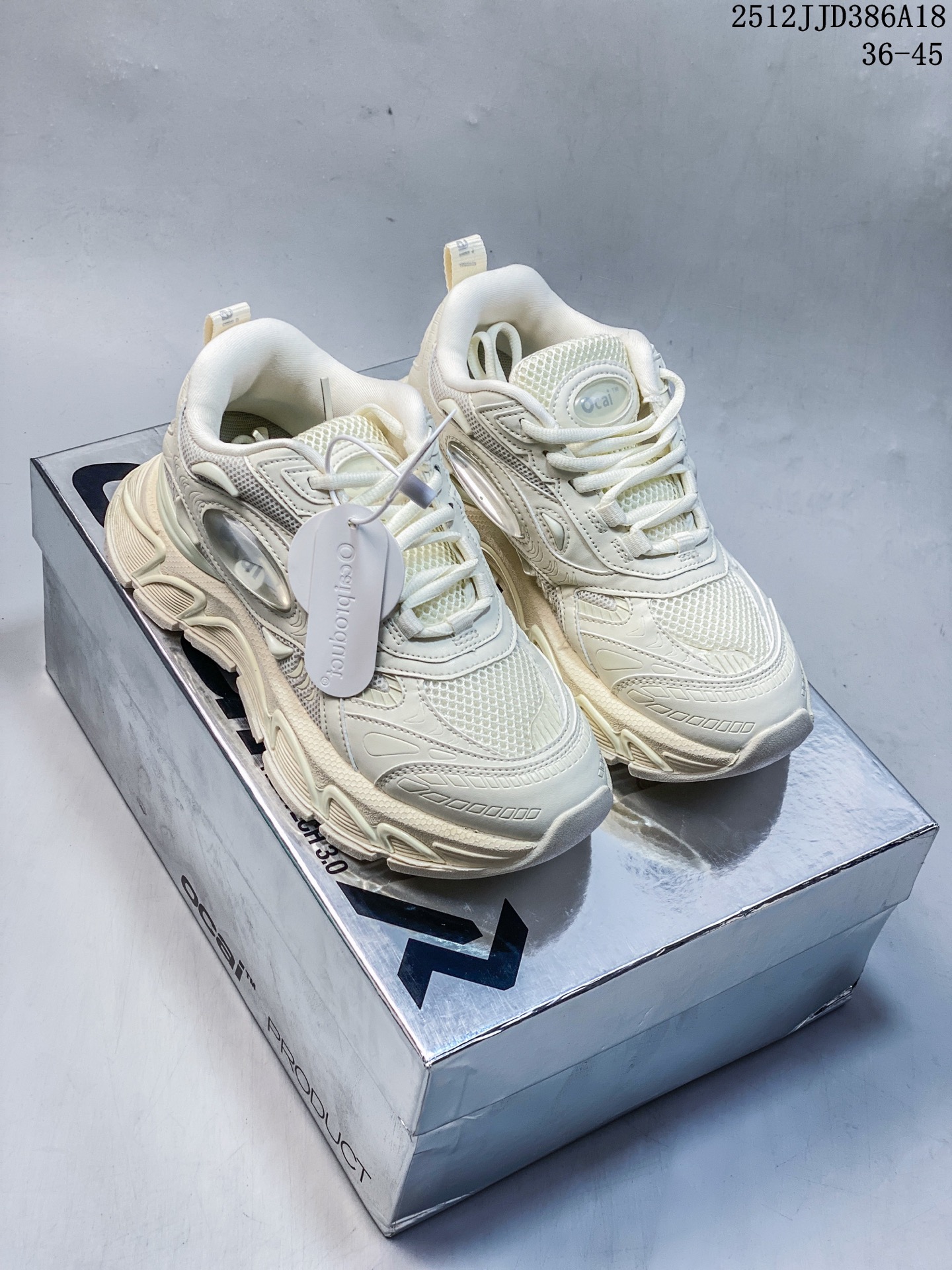 放店💰100
🉐福利特价❗️
宝藏国产 国潮品牌Ocai Retro Sneaker 复古系列街头低帮厚底休闲运动鞋Ocai是Old Order团队在2022年新的一个企划项目。Ocai的创立以满足当下都市年轻男女的通勤基础款为基础,加以版型,面料,工艺以及满足当代时下艺术风格的一些元素来加以改革,深究每件产品的质感与细节,用满足现代审美的工艺及手法重新优化,诠释经典。通过融入更多新颖的工艺手法及风格来对服装进行进一步的更新与表达,融会贯通加以更现代的手法来重新审视与优化经典!
12JJD386A18