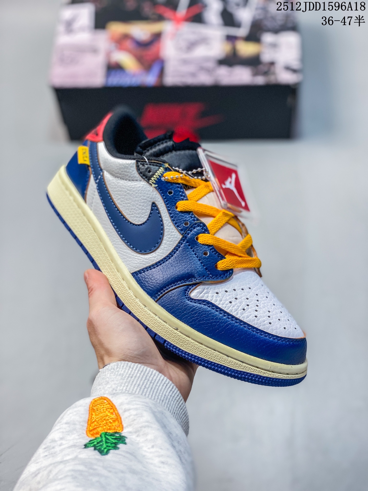 Air Jordan 1 Low 白红联名AJ1乔1低帮休闲板鞋 同步官方配色 市场唯一独家头层皮打造 原鞋原档案开发 原厂皮料 原档冲孔鞋头 正确满胶鞋垫 四线拉帮 原厂织唛标 鞋舌高弹海绵填充. 官方货号:HV8566-600 JDD1596A18
