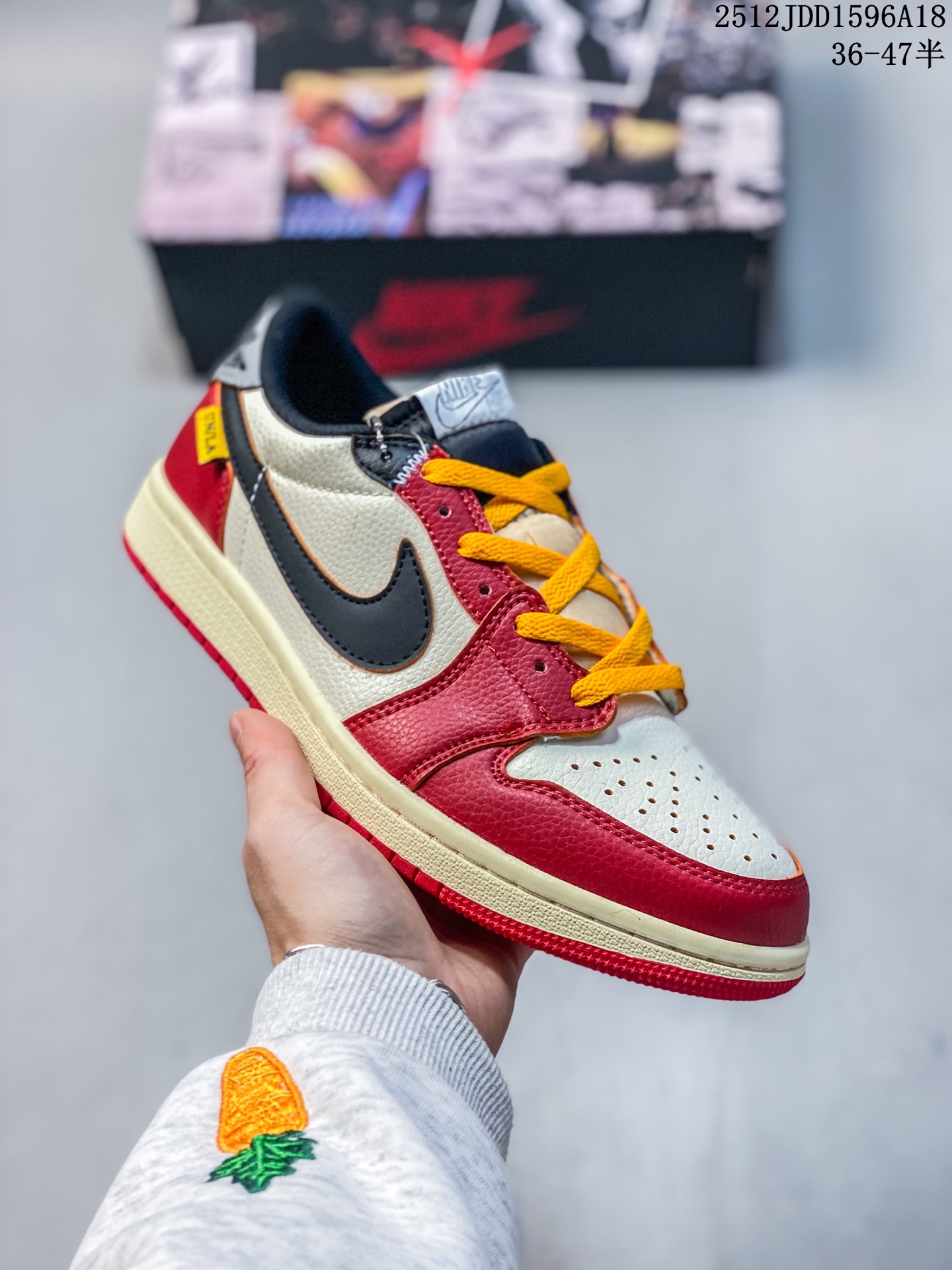 💰120
Air Jordan 1 Low 白红联名AJ1乔1低帮休闲板鞋 同步官方配色 市场唯一独家头层皮打造 原鞋原档案开发 
原厂皮料 原档冲孔鞋头 正确满胶鞋垫 四线拉帮 原厂织唛标 鞋舌高弹海绵填充。
官方货号：HV8566-600
Size： 36 36.5 37.5 38 38.5 39 40 40.5 41 42 42.5 43 44 45 46 47.5
12JDD1596A18