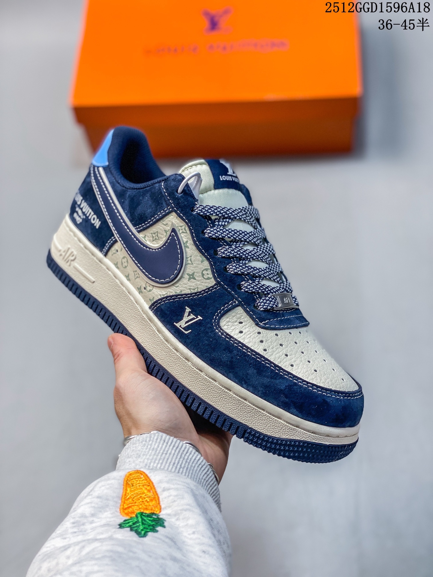 💰240
奢潮碰撞｜Nike Air Force 1 Low x LV 藏青限定！当经典空军一号遇上路易威登的奢雅基因，这双Air Force 1 Low（CX5050-Y47） 直接把街头潮流与高奢美学焊死在鞋身！藏青磨砂皮拼接米白LV老花皮革，质感层次瞬间拉满；鞋侧醒目的LV标识、后跟「LOUIS VUITTON」烫印，搭配一抹浅蓝鞋尾的跳色设计，打破沉闷的同时，让奢潮辨识度拉到顶峰。标志性的Nike Swoosh以同色系藏青呈现，与鞋身纹路呼应，复古中带着毫不低调的奢华感。不管是搭配工装裤打造街头痞帅风，还是配休闲西裤玩混搭奢潮，这双鞋都能成为造型的灵魂C位，是潮人鞋柜里不可错过的收藏级狠货！
码数：36 36.5 37.5 38 38.5 39 40 40.5 41 42 42.5 43 44 45
12GGD1596A18