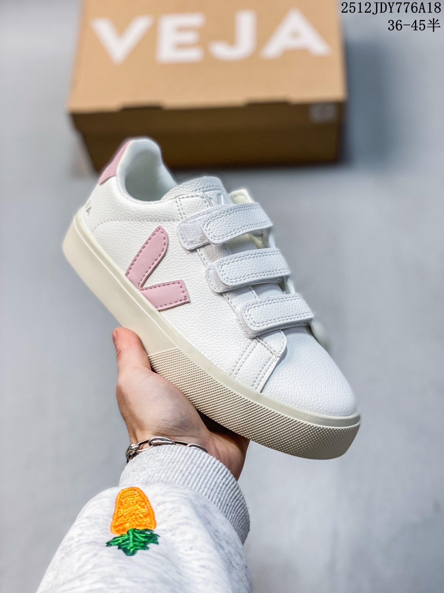 💰125
Veja Recife Logo CHROMEFREE LEA 法国小众品牌Veja小白鞋 经典小板鞋V字鞋
增高且有型 妥妥的通勤之王 
VEJA始终以绿色地球和低碳运动为宗旨
品牌的所有单品也均用环保材料制作
始终以行动承担对环境的责任
此款VEJA 男女款情侣运动鞋
采用透气皮革鞋面 时尚简约 轻薄舒适
编码：HL581051218 Size:36～45
12JDY776A18