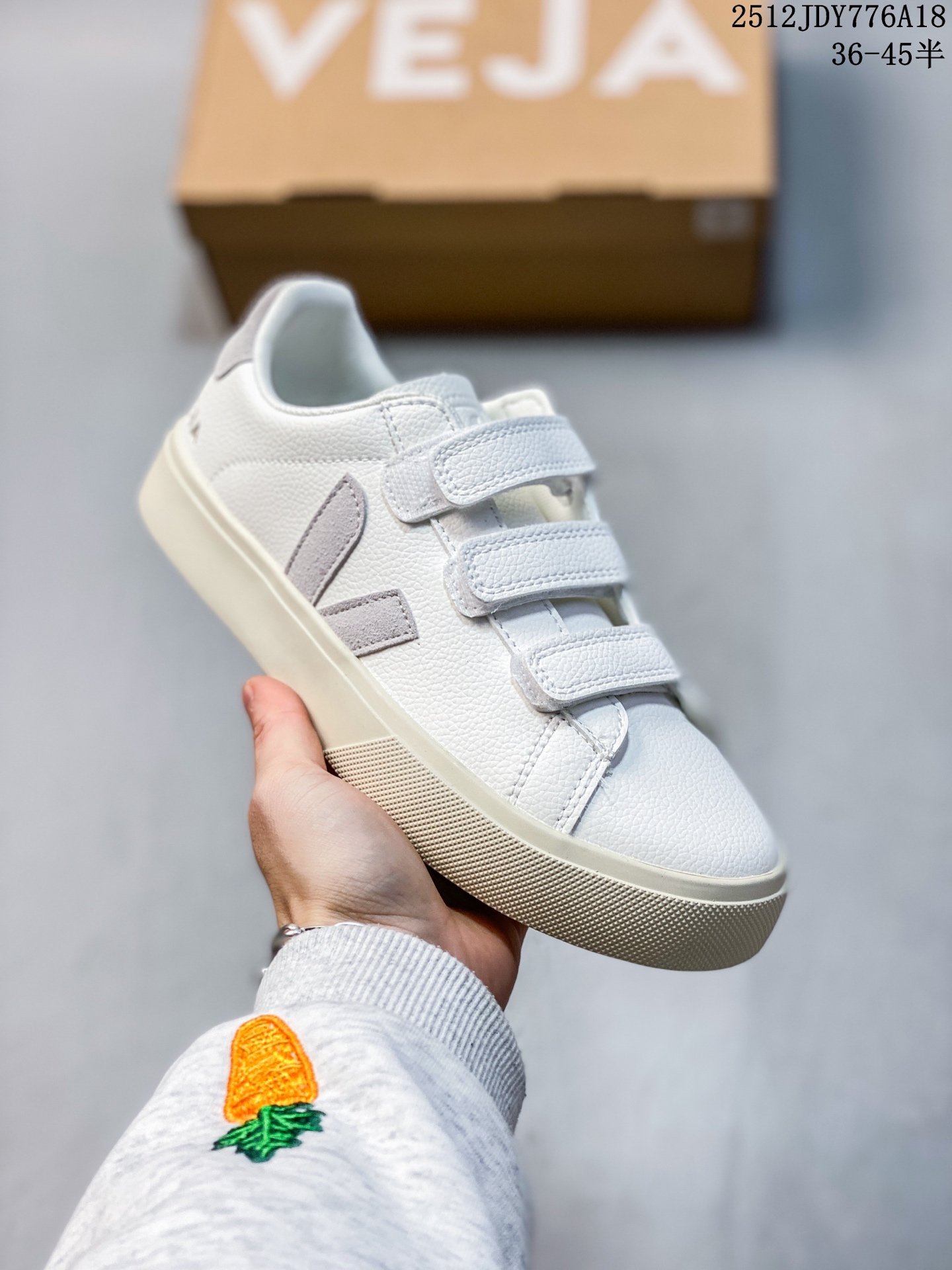 💰125
Veja Recife Logo CHROMEFREE LEA 法国小众品牌Veja小白鞋 经典小板鞋V字鞋
增高且有型 妥妥的通勤之王 
VEJA始终以绿色地球和低碳运动为宗旨
品牌的所有单品也均用环保材料制作
始终以行动承担对环境的责任
此款VEJA 男女款情侣运动鞋
采用透气皮革鞋面 时尚简约 轻薄舒适
编码：HL581051218 Size:36～45
12JDY776A18