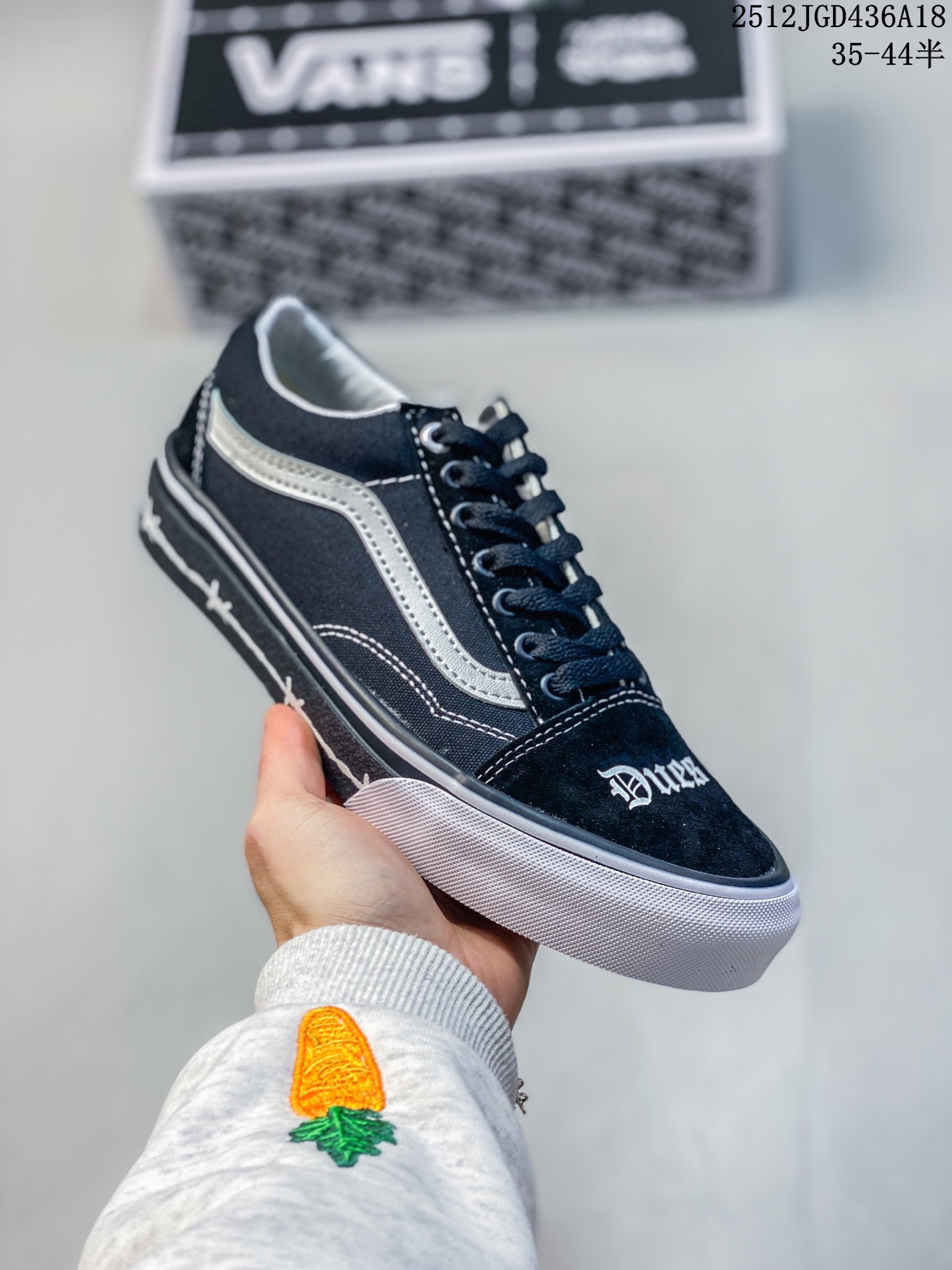 💰140
Vans i 新款黑白拼接复古鞋款俨然成为 Vans Classics 经典高帮支线的又一双新鞋型，加入万斯金典涂鸦和麂皮而在细节处点缀上格子侧面 加入万斯金典图案 Sidestripe 格外显眼。打破传统结构布局，鞋身外侧 Sidestripe 以少见的锯齿形车线缝制。
Size：35 36 36.5 37 38 38.5 39 40.5 41 42.42.5 4344
12JGD436A18