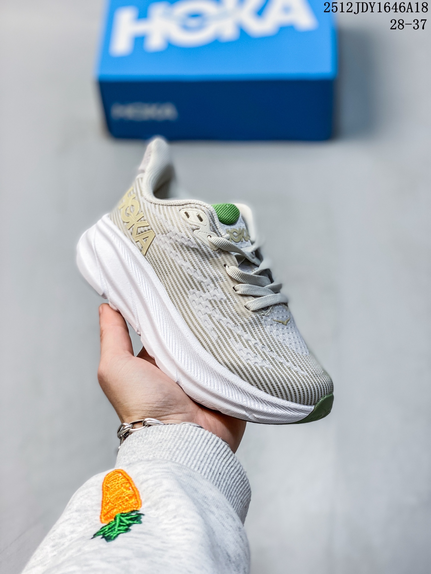 💰125
童鞋：HOKA ONE ONE Clifton 9 黑色休闲运动鞋

尺码：28～37
12JDY1646A18