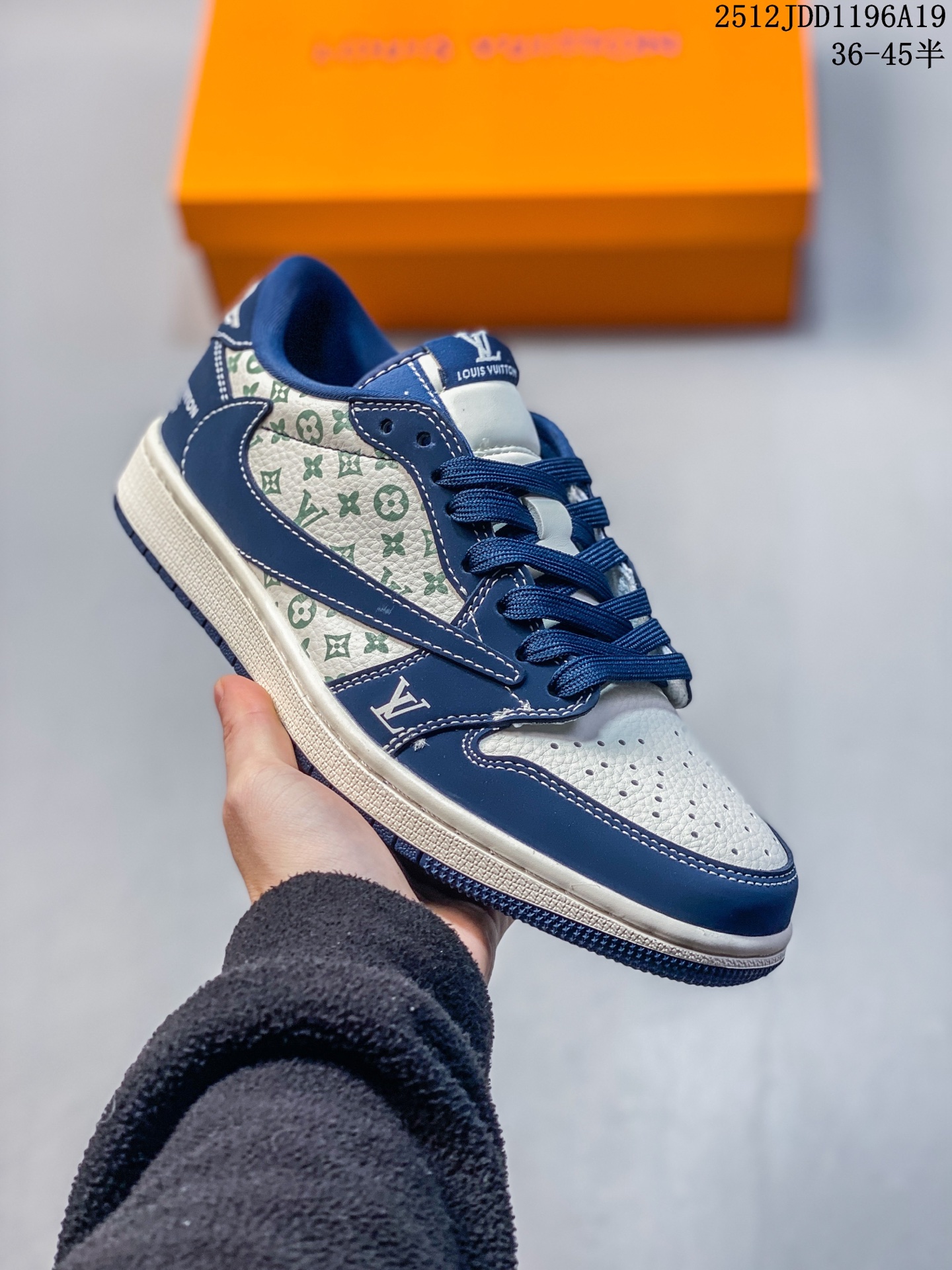 Travis Scott x Fragment Design x Jordan Air Jordan 1 Low OG SP “纪梵希联名——米蓝勾蓝底” 多方联名合作融合了Travis Scott 独特的音乐风格,藤原浩个性的设计风格以及Jordan品牌的经典元素 使其成为一双具有独特身份和价值的鞋子 清新而立体的外观加上联名标识更突出了其独特身份 这种配色方案显示出活力和时尚感 在视觉上引人注目 鞋身的质感和细腻的细节处理使其显得高端而格调十足 这款“倒钩”联名是设计与创意完美结合 融合多方的个性风格是一款备受瞩目的潮流鞋款 低帮休闲板鞋 定制鞋盒 大厂纯原品质出货 超高清洁度 皮料切割干净无任何毛边 细节完美 货号:LX1988-109 JDD1197A19