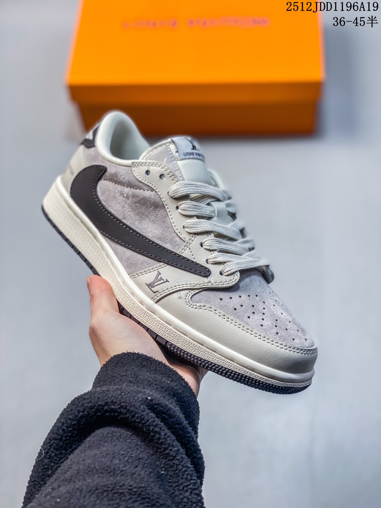 Travis Scott x Fragment Design x Jordan Air Jordan 1 Low OG SP “纪梵希联名——米蓝勾蓝底” 多方联名合作融合了Travis Scott 独特的音乐风格,藤原浩个性的设计风格以及Jordan品牌的经典元素 使其成为一双具有独特身份和价值的鞋子 清新而立体的外观加上联名标识更突出了其独特身份 这种配色方案显示出活力和时尚感 在视觉上引人注目 鞋身的质感和细腻的细节处理使其显得高端而格调十足 这款“倒钩”联名是设计与创意完美结合 融合多方的个性风格是一款备受瞩目的潮流鞋款 低帮休闲板鞋 定制鞋盒 大厂纯原品质出货 超高清洁度 皮料切割干净无任何毛边 细节完美 货号:LX1988-109 JDD1197A19
