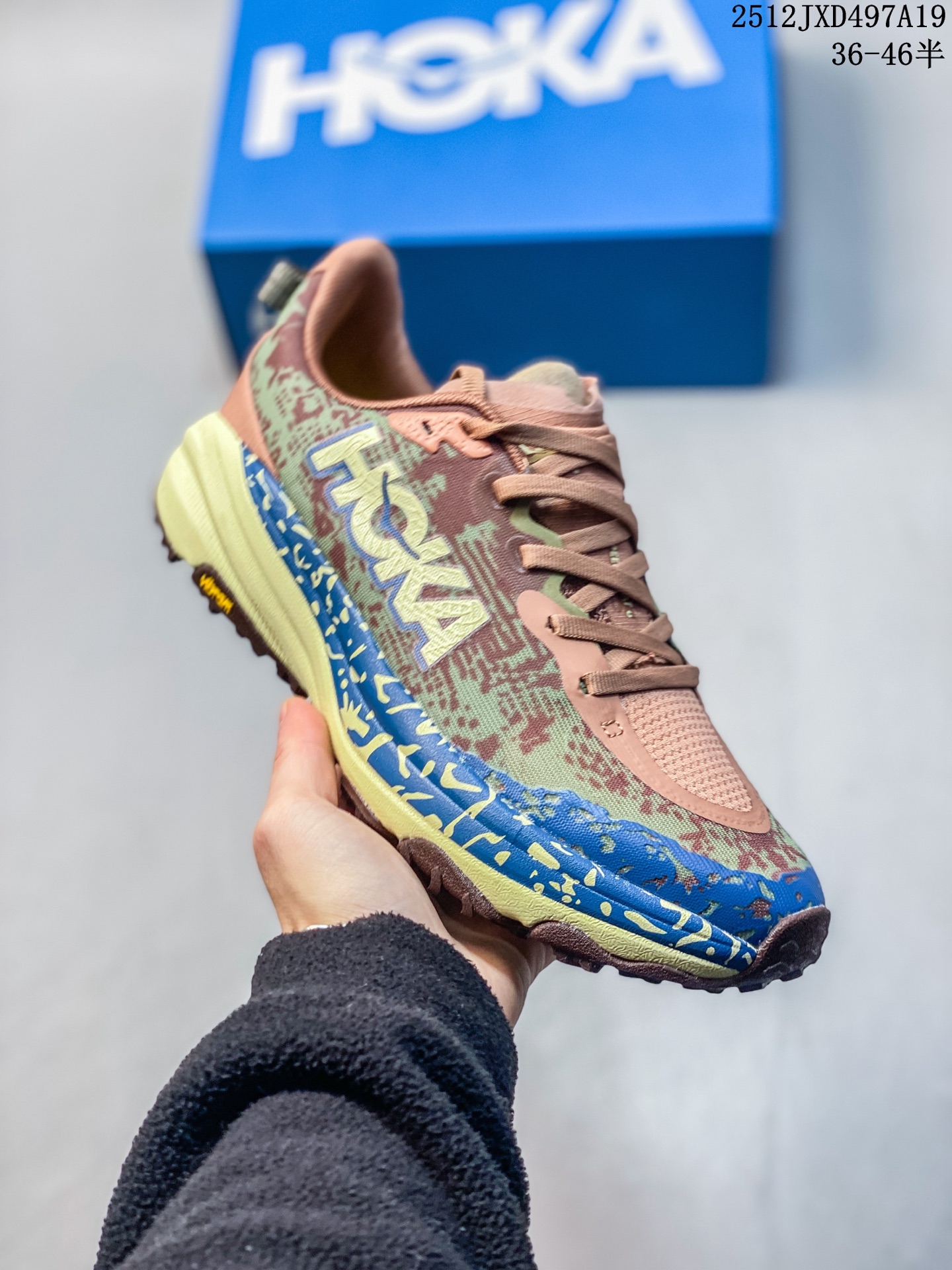 💰160
Hoka One One男女运动鞋,Mafate Speed 4 系列 飞速马法特4 减震回弹透气越野跑鞋。MafateSpeed 4 是需要舒适性和多功能性的小径的绝佳选择。上侧是提花网,其厚度足以抵抗污垢,无需任何额外的覆盖层。脚趾上方是透气、有弹性的网布,可让鞋面扩展以适应您的脚部。在此之下,ProFly中底在最靠近您的脚部放置了轻质泡沫,当您在坚硬的地面上跑步时,这会提高您的舒适度,而底层则足够坚固,可以在相当大的岩石上行驶并保护您的脚底。当您进入陡峭或泥泞的地形时,鞋子仍然闪闪发光。外底经过重新设计,脚下有更多橡胶。每个凸耳都有三个不同的层,为您提供大量锋利的边缘以紧贴地面。
类型:男女鞋
货号:1129930
尺码:36-45含半码
编码:02JXD340A10
12JXD497A19