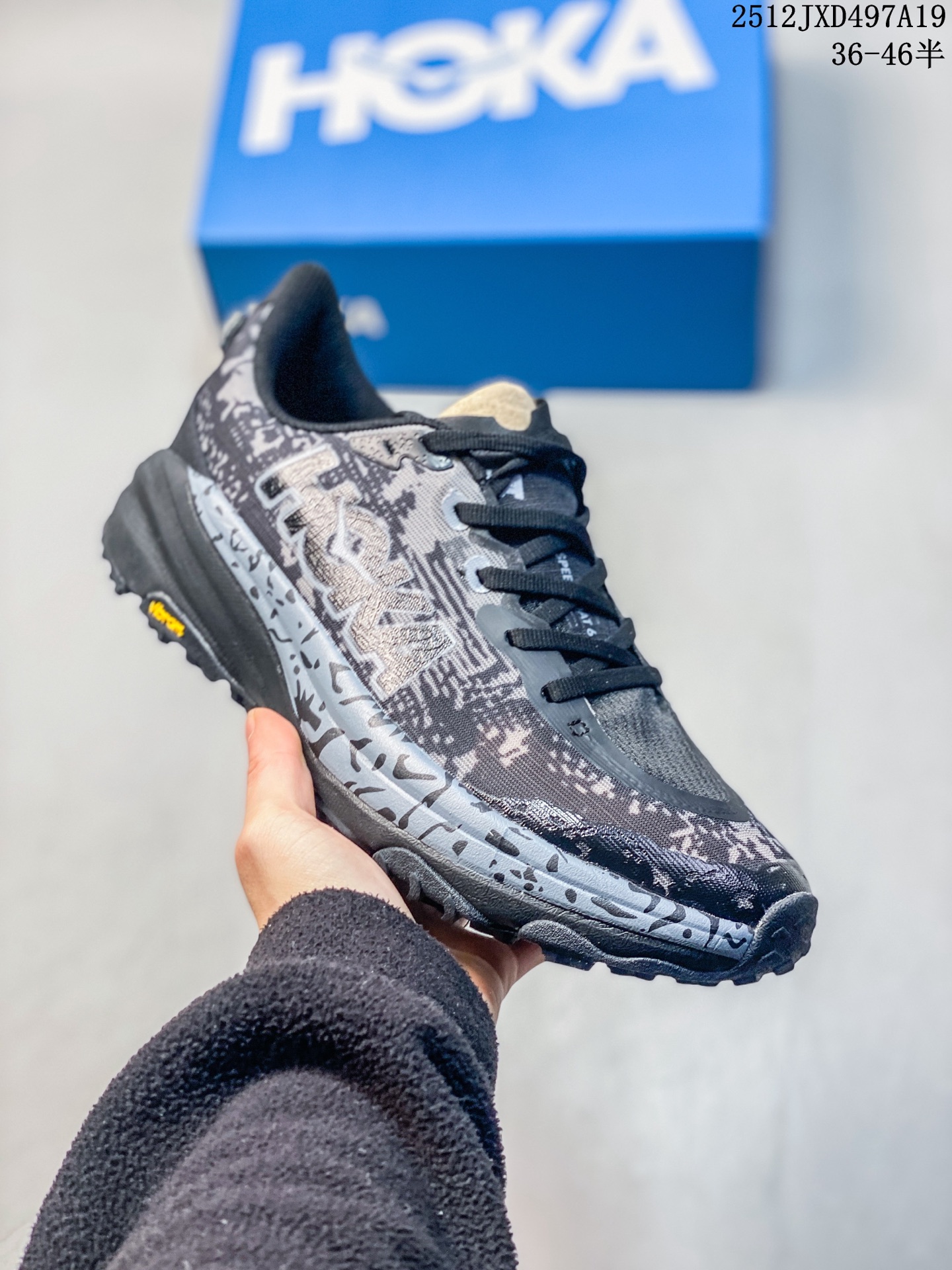 💰160
Hoka One One男女运动鞋,Mafate Speed 4 系列 飞速马法特4 减震回弹透气越野跑鞋。MafateSpeed 4 是需要舒适性和多功能性的小径的绝佳选择。上侧是提花网,其厚度足以抵抗污垢,无需任何额外的覆盖层。脚趾上方是透气、有弹性的网布,可让鞋面扩展以适应您的脚部。在此之下,ProFly中底在最靠近您的脚部放置了轻质泡沫,当您在坚硬的地面上跑步时,这会提高您的舒适度,而底层则足够坚固,可以在相当大的岩石上行驶并保护您的脚底。当您进入陡峭或泥泞的地形时,鞋子仍然闪闪发光。外底经过重新设计,脚下有更多橡胶。每个凸耳都有三个不同的层,为您提供大量锋利的边缘以紧贴地面。
类型:男女鞋
货号:1129930
尺码:36-45含半码
编码:02JXD340A10
12JXD497A19