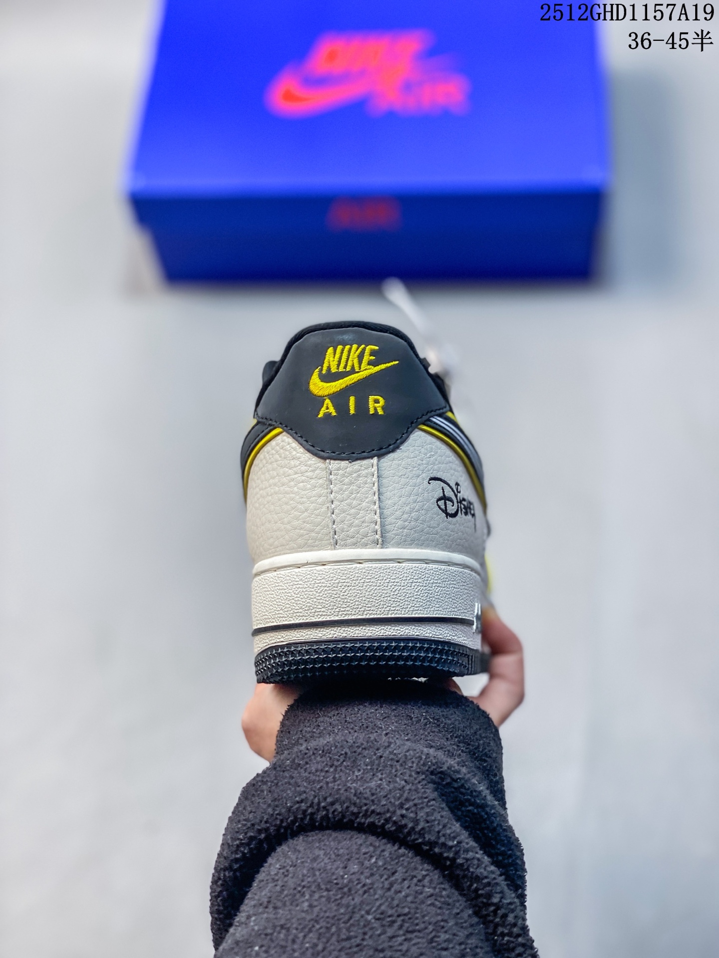 💰250
童趣奢潮碰撞！AF1 Low x Disney 联名款唤醒童年DNA
 当Nike Air Force 1 Low的经典街头骨架遇上迪士尼的童话基因，这双SY1388-021联名款直接把「潮玩童趣」焊在了鞋面上！
 鞋身以奶白荔枝纹皮革搭配浅灰磨砂皮打造基底，黑黄撞色的Swoosh线条利落又俏皮，黄色包边如漫画描边般勾勒出灵动质感。鞋头的米奇轮廓简笔画、鞋侧的Disney手写体标识，将迪士尼的经典元素以手绘风呈现，细节处满是童真巧思；黑白撞色鞋带搭配经典AF1中底的「AIR」标识，保留了空军一号的街头底蕴，让童趣与潮流实现完美平衡。
 作为AF1与迪士尼的跨界联名，这双鞋既延续了Air Force 1 Low的百搭属性，又凭借迪士尼的IP加持成为吸睛利器。不管是日常出街打造甜酷造型，还是作为迪士尼粉丝的收藏款，这双AF1 Low x Disney联名款都能让你在潮流圈玩转出独特的童趣风格，属于大人的童话潮鞋，入手即解锁双倍快乐！
12GHD1157A19