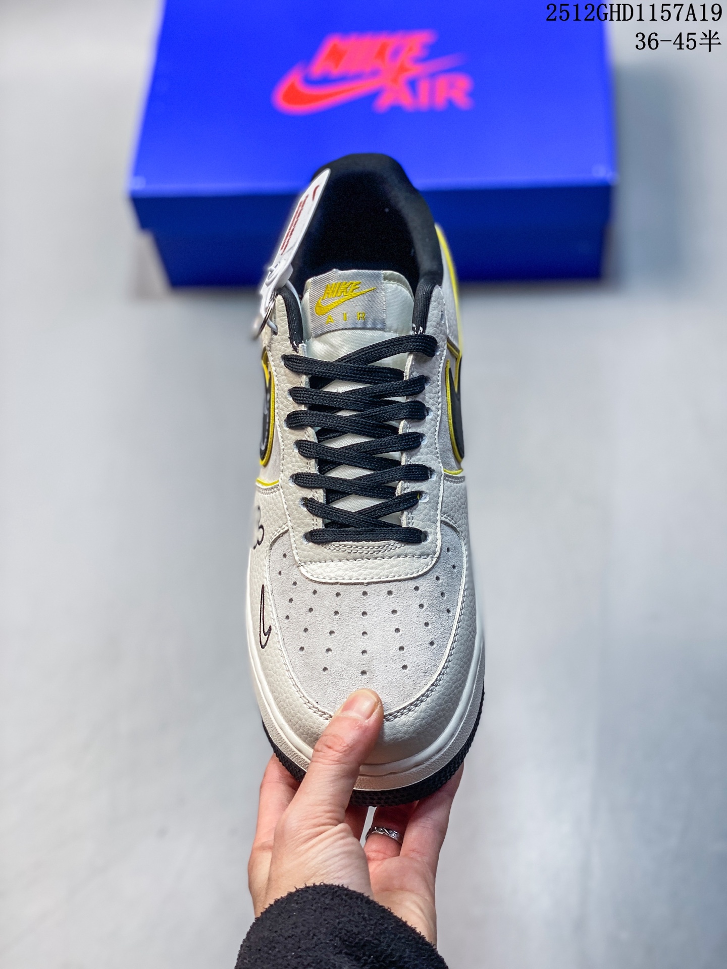 💰250
童趣奢潮碰撞！AF1 Low x Disney 联名款唤醒童年DNA
 当Nike Air Force 1 Low的经典街头骨架遇上迪士尼的童话基因，这双SY1388-021联名款直接把「潮玩童趣」焊在了鞋面上！
 鞋身以奶白荔枝纹皮革搭配浅灰磨砂皮打造基底，黑黄撞色的Swoosh线条利落又俏皮，黄色包边如漫画描边般勾勒出灵动质感。鞋头的米奇轮廓简笔画、鞋侧的Disney手写体标识，将迪士尼的经典元素以手绘风呈现，细节处满是童真巧思；黑白撞色鞋带搭配经典AF1中底的「AIR」标识，保留了空军一号的街头底蕴，让童趣与潮流实现完美平衡。
 作为AF1与迪士尼的跨界联名，这双鞋既延续了Air Force 1 Low的百搭属性，又凭借迪士尼的IP加持成为吸睛利器。不管是日常出街打造甜酷造型，还是作为迪士尼粉丝的收藏款，这双AF1 Low x Disney联名款都能让你在潮流圈玩转出独特的童趣风格，属于大人的童话潮鞋，入手即解锁双倍快乐！
12GHD1157A19