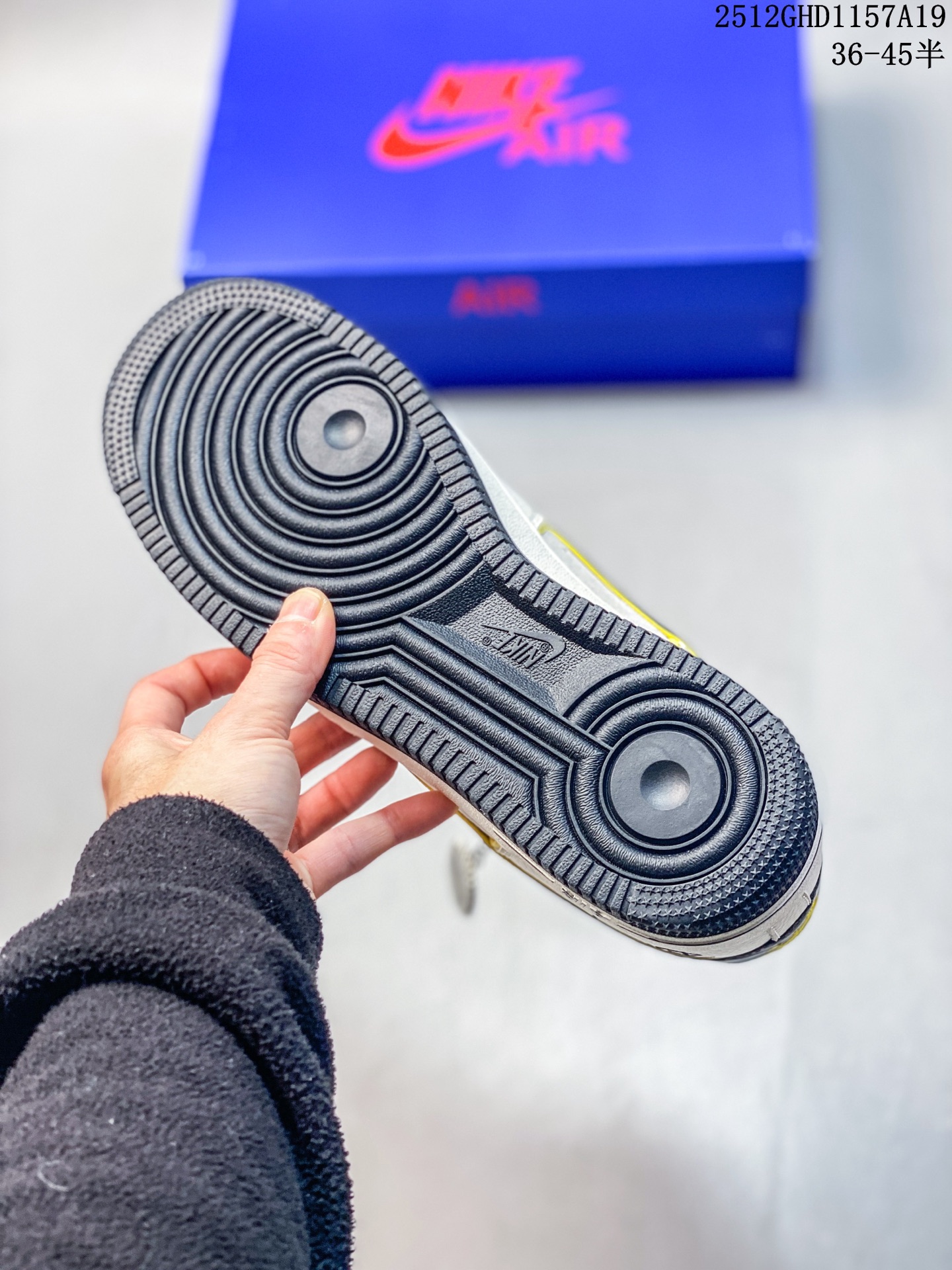 💰250
童趣奢潮碰撞！AF1 Low x Disney 联名款唤醒童年DNA
 当Nike Air Force 1 Low的经典街头骨架遇上迪士尼的童话基因，这双SY1388-021联名款直接把「潮玩童趣」焊在了鞋面上！
 鞋身以奶白荔枝纹皮革搭配浅灰磨砂皮打造基底，黑黄撞色的Swoosh线条利落又俏皮，黄色包边如漫画描边般勾勒出灵动质感。鞋头的米奇轮廓简笔画、鞋侧的Disney手写体标识，将迪士尼的经典元素以手绘风呈现，细节处满是童真巧思；黑白撞色鞋带搭配经典AF1中底的「AIR」标识，保留了空军一号的街头底蕴，让童趣与潮流实现完美平衡。
 作为AF1与迪士尼的跨界联名，这双鞋既延续了Air Force 1 Low的百搭属性，又凭借迪士尼的IP加持成为吸睛利器。不管是日常出街打造甜酷造型，还是作为迪士尼粉丝的收藏款，这双AF1 Low x Disney联名款都能让你在潮流圈玩转出独特的童趣风格，属于大人的童话潮鞋，入手即解锁双倍快乐！
12GHD1157A19