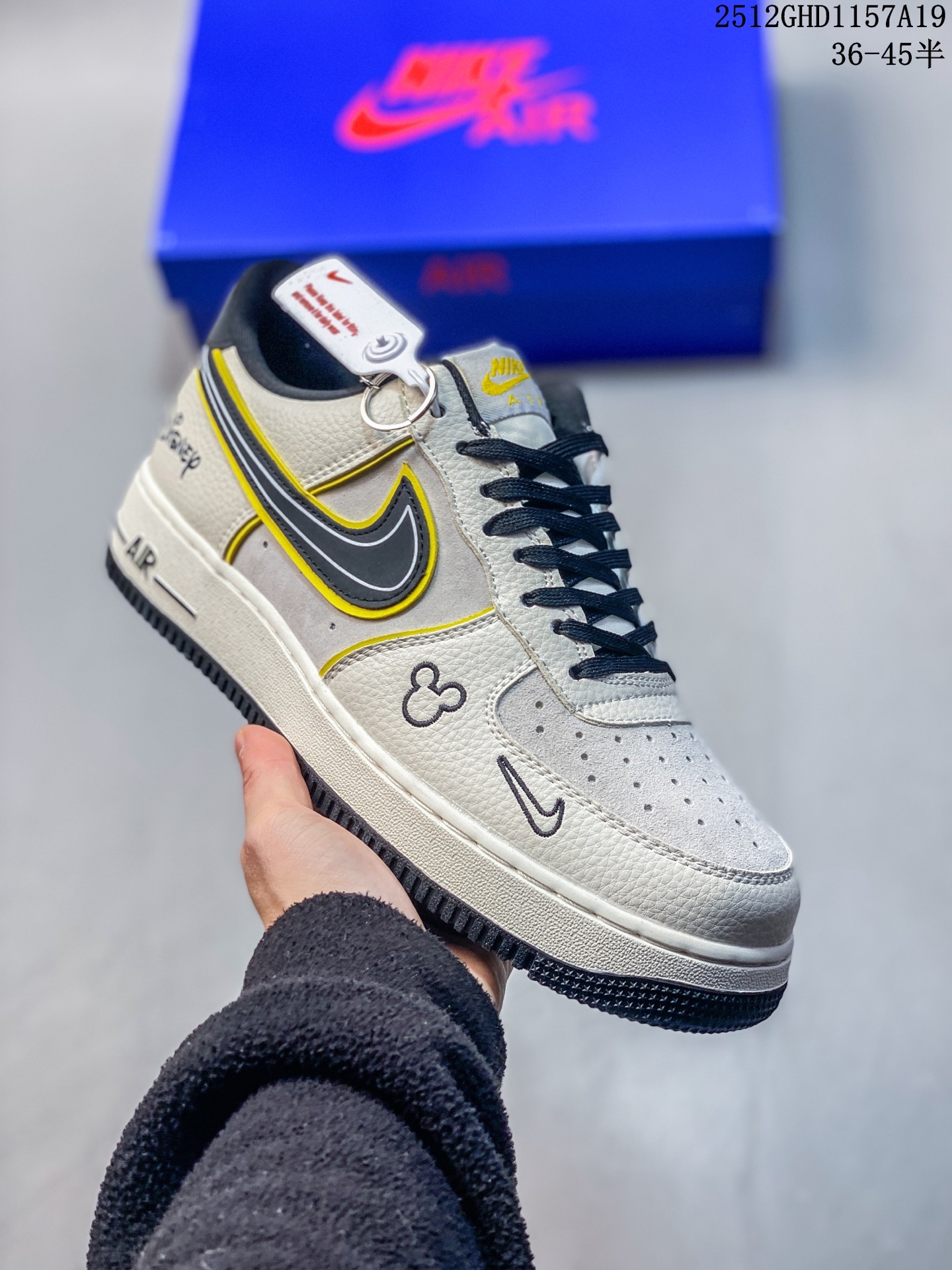💰250
童趣奢潮碰撞！AF1 Low x Disney 联名款唤醒童年DNA
 当Nike Air Force 1 Low的经典街头骨架遇上迪士尼的童话基因，这双SY1388-021联名款直接把「潮玩童趣」焊在了鞋面上！
 鞋身以奶白荔枝纹皮革搭配浅灰磨砂皮打造基底，黑黄撞色的Swoosh线条利落又俏皮，黄色包边如漫画描边般勾勒出灵动质感。鞋头的米奇轮廓简笔画、鞋侧的Disney手写体标识，将迪士尼的经典元素以手绘风呈现，细节处满是童真巧思；黑白撞色鞋带搭配经典AF1中底的「AIR」标识，保留了空军一号的街头底蕴，让童趣与潮流实现完美平衡。
 作为AF1与迪士尼的跨界联名，这双鞋既延续了Air Force 1 Low的百搭属性，又凭借迪士尼的IP加持成为吸睛利器。不管是日常出街打造甜酷造型，还是作为迪士尼粉丝的收藏款，这双AF1 Low x Disney联名款都能让你在潮流圈玩转出独特的童趣风格，属于大人的童话潮鞋，入手即解锁双倍快乐！
12GHD1157A19