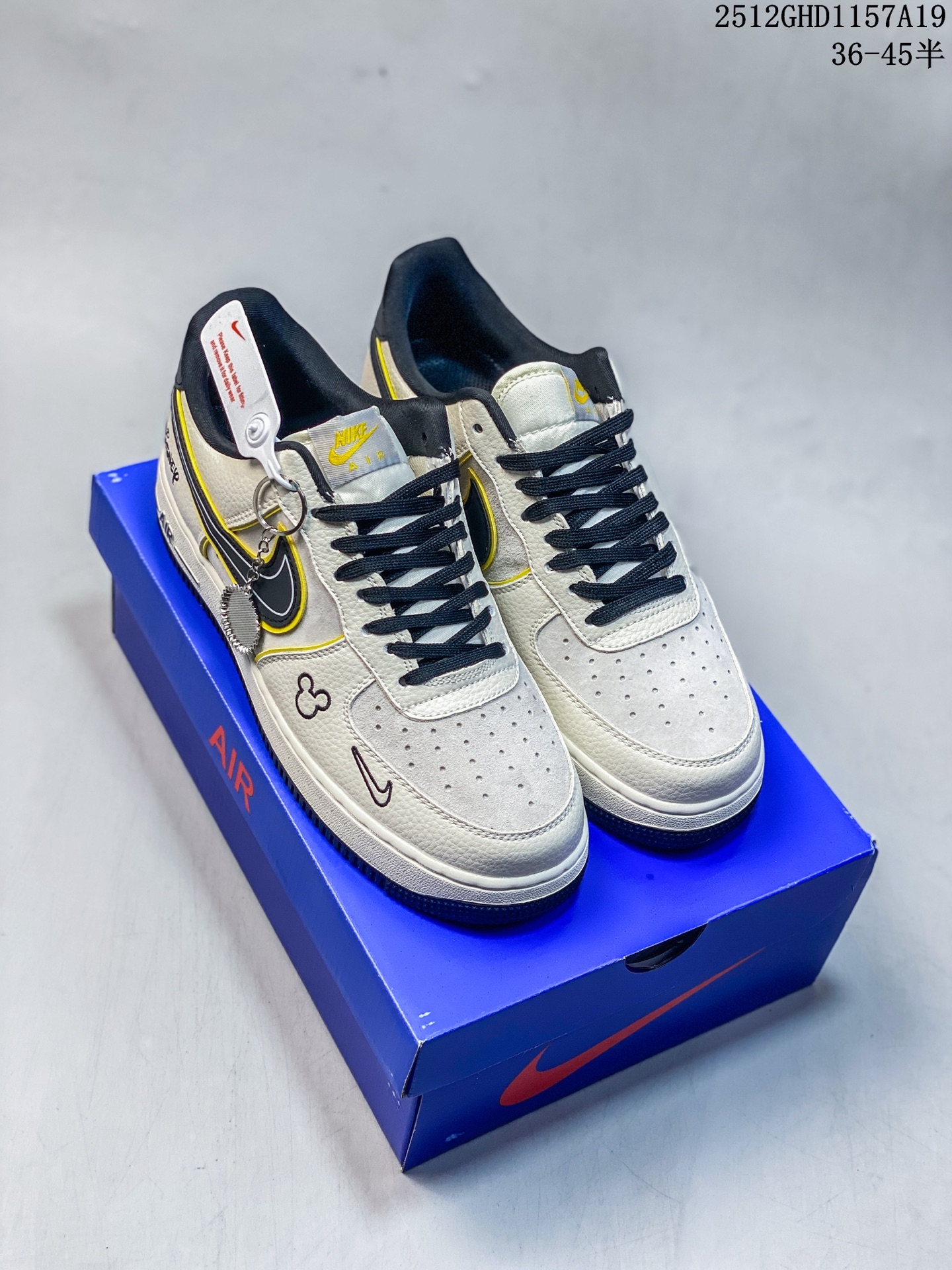 💰250
童趣奢潮碰撞！AF1 Low x Disney 联名款唤醒童年DNA
 当Nike Air Force 1 Low的经典街头骨架遇上迪士尼的童话基因，这双SY1388-021联名款直接把「潮玩童趣」焊在了鞋面上！
 鞋身以奶白荔枝纹皮革搭配浅灰磨砂皮打造基底，黑黄撞色的Swoosh线条利落又俏皮，黄色包边如漫画描边般勾勒出灵动质感。鞋头的米奇轮廓简笔画、鞋侧的Disney手写体标识，将迪士尼的经典元素以手绘风呈现，细节处满是童真巧思；黑白撞色鞋带搭配经典AF1中底的「AIR」标识，保留了空军一号的街头底蕴，让童趣与潮流实现完美平衡。
 作为AF1与迪士尼的跨界联名，这双鞋既延续了Air Force 1 Low的百搭属性，又凭借迪士尼的IP加持成为吸睛利器。不管是日常出街打造甜酷造型，还是作为迪士尼粉丝的收藏款，这双AF1 Low x Disney联名款都能让你在潮流圈玩转出独特的童趣风格，属于大人的童话潮鞋，入手即解锁双倍快乐！
12GHD1157A19