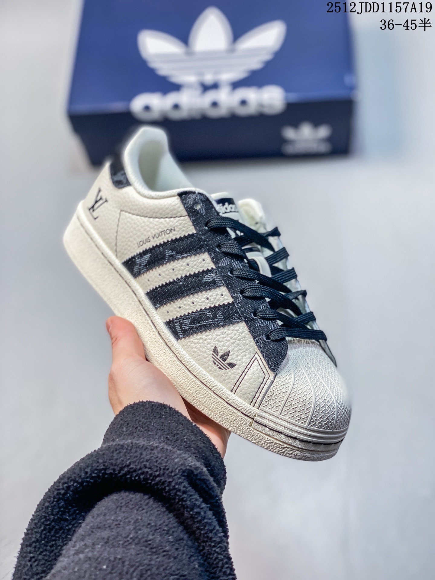 💰120
独家实拍✨C版 Adidas Originals Superstar  lv联名款 米白黑  经典贝壳头官网同步 实拍首发渠道正品订单 诠释市场最高工艺水平区别市面普通真标版本，进出专柜无压力 
货号：AD8008 
尺码：36-45（半）
12JDD1157A19