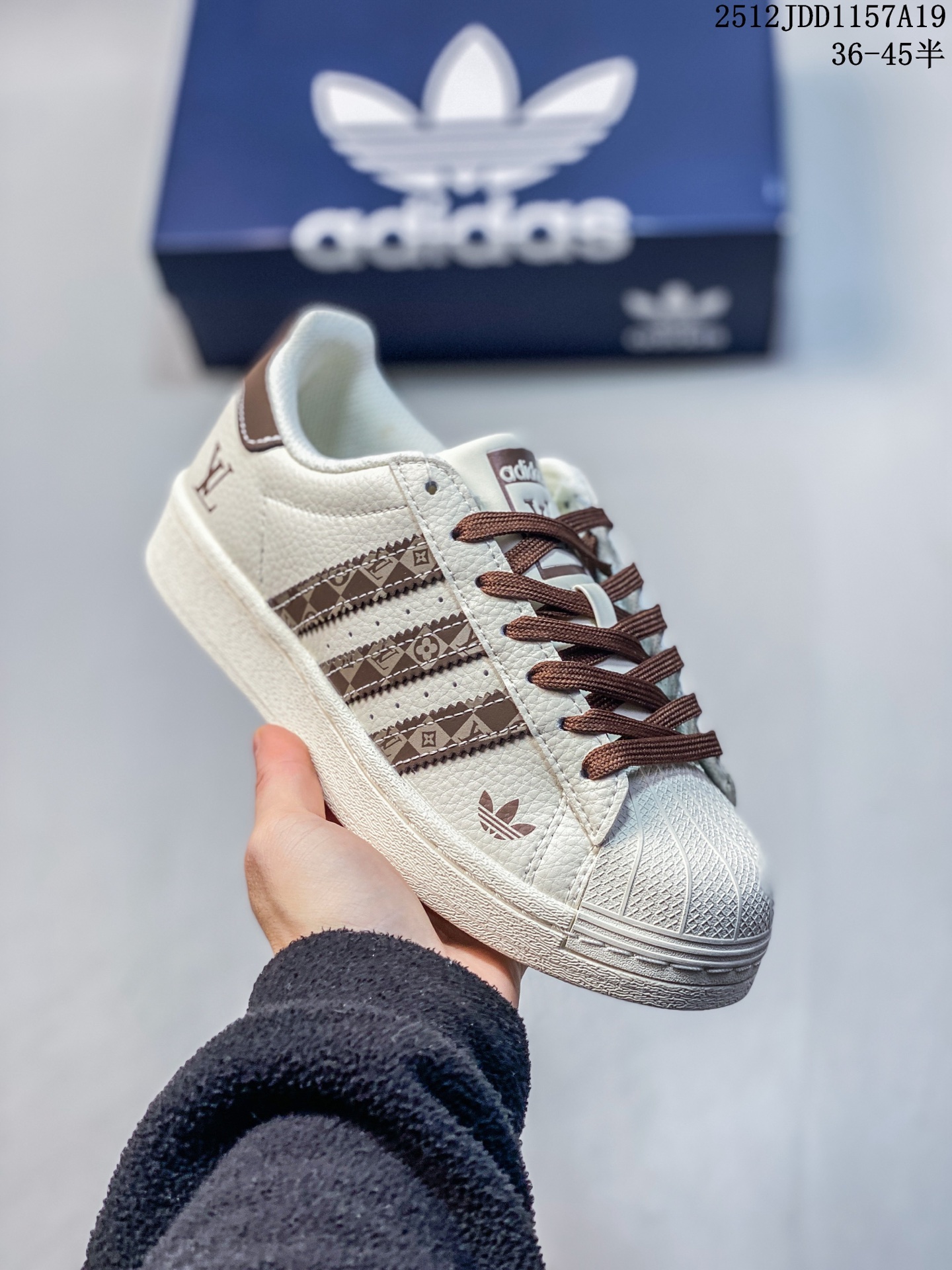 💰120
独家实拍✨C版 Adidas Originals Superstar  lv联名款 米白黑  经典贝壳头官网同步 实拍首发渠道正品订单 诠释市场最高工艺水平区别市面普通真标版本，进出专柜无压力 
货号：AD8008 
尺码：36-45（半）
12JDD1157A19