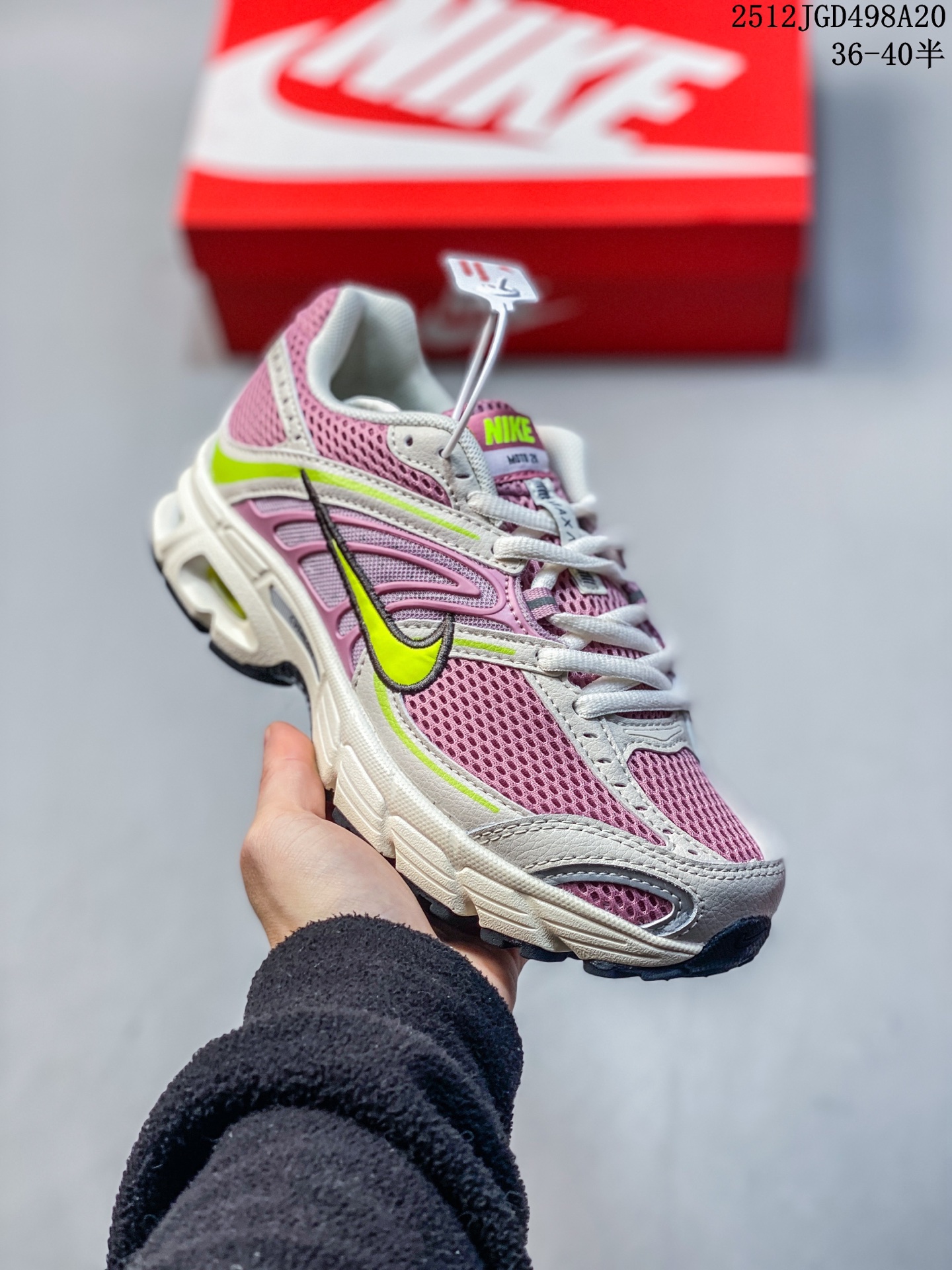 💰140
耐克（NIKE）AIR MAX MOTO 2K 2025秋男女鞋AIR MAX MOTO II运动休闲鞋 HQ2056-101 Y2K 玩家狂喜！Nike 又一经典造型回归！注入式的中掌支撑系统和金属网眼提供支撑和透气性。轻而透气的网眼面料和合成材料组成的鞋面。合成革的脚跟，覆盖中掌的鞋带系统将双足锁在中底中。脚跟为双密度的聚亚安脂，PHYLON的前掌，脚跟处MAX AIR气垫和前掌的内置气垫形成了独特的Nike式缓震系统前掌的充气橡胶和脚跟的耐用BRS1000碳质橡胶。TPU承托盘减少重量的同时具有扭转保护的作用。为慢跑爱好者设计的缓震和稳定完美结合的跑鞋。鞋面采用了标志性的网眼面料，结合亮光材质的应用，让这双鞋的视觉层次显得更加丰富。鞋底方面采用了 Cushlon 泡棉和 Air Max 缓震，在增高的同时，又有不错的脚感体验。

货号:  HQ2056
尺码:  36-4 5含半码
编码:  SWTI1219
12JGD498A20