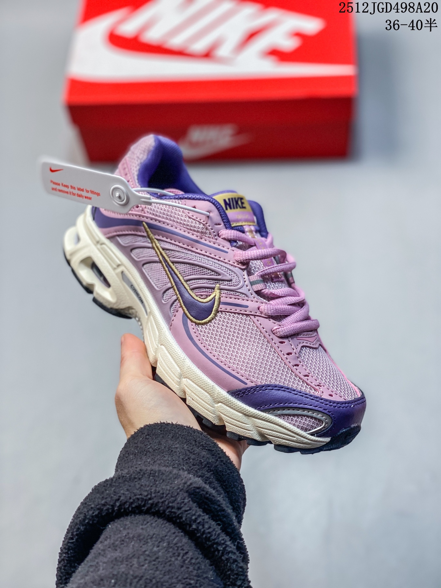 💰140
耐克（NIKE）AIR MAX MOTO 2K 2025秋男女鞋AIR MAX MOTO II运动休闲鞋 HQ2056-101 Y2K 玩家狂喜！Nike 又一经典造型回归！注入式的中掌支撑系统和金属网眼提供支撑和透气性。轻而透气的网眼面料和合成材料组成的鞋面。合成革的脚跟，覆盖中掌的鞋带系统将双足锁在中底中。脚跟为双密度的聚亚安脂，PHYLON的前掌，脚跟处MAX AIR气垫和前掌的内置气垫形成了独特的Nike式缓震系统前掌的充气橡胶和脚跟的耐用BRS1000碳质橡胶。TPU承托盘减少重量的同时具有扭转保护的作用。为慢跑爱好者设计的缓震和稳定完美结合的跑鞋。鞋面采用了标志性的网眼面料，结合亮光材质的应用，让这双鞋的视觉层次显得更加丰富。鞋底方面采用了 Cushlon 泡棉和 Air Max 缓震，在增高的同时，又有不错的脚感体验。

货号:  HQ2056
尺码:  36-4 5含半码
编码:  SWTI1219
12JGD498A20