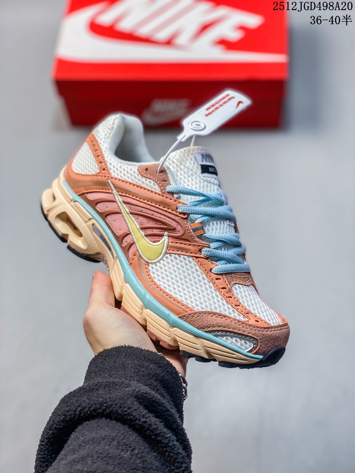 💰140
耐克（NIKE）AIR MAX MOTO 2K 2025秋男女鞋AIR MAX MOTO II运动休闲鞋 HQ2056-101 Y2K 玩家狂喜！Nike 又一经典造型回归！注入式的中掌支撑系统和金属网眼提供支撑和透气性。轻而透气的网眼面料和合成材料组成的鞋面。合成革的脚跟，覆盖中掌的鞋带系统将双足锁在中底中。脚跟为双密度的聚亚安脂，PHYLON的前掌，脚跟处MAX AIR气垫和前掌的内置气垫形成了独特的Nike式缓震系统前掌的充气橡胶和脚跟的耐用BRS1000碳质橡胶。TPU承托盘减少重量的同时具有扭转保护的作用。为慢跑爱好者设计的缓震和稳定完美结合的跑鞋。鞋面采用了标志性的网眼面料，结合亮光材质的应用，让这双鞋的视觉层次显得更加丰富。鞋底方面采用了 Cushlon 泡棉和 Air Max 缓震，在增高的同时，又有不错的脚感体验。

货号:  HQ2056
尺码:  如图
编码:  SWTI1219
12JGD498A20