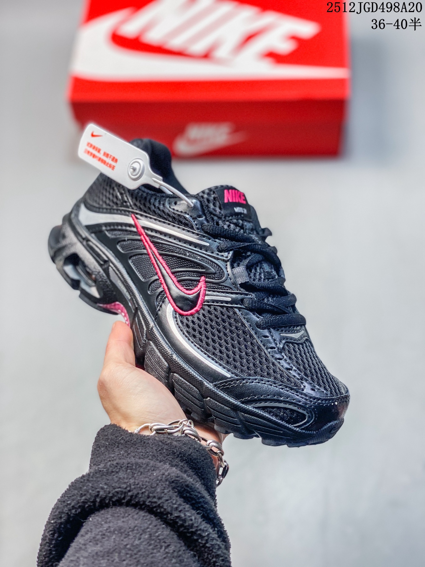 ️ 耐克(NIKE)AIR MAX MOTO 2K 2025秋男女鞋AIR MAX MOTO II运动休闲鞋 HQ2056-101 Y2K 玩家狂喜!Nike 又一经典造型回归!注入式的中掌支撑系统和金属网眼提供支撑和透气性.轻而透气的网眼面料和合成材料组成的鞋面.合成革的脚跟,覆盖中掌的鞋带系统将双足锁在中底中.脚跟为双密度的聚亚安脂,PHYLON的前掌,脚跟处MAX AIR气垫和前掌的内置气垫形成了独特的Nike式缓震系统前掌的充气橡胶和脚跟的耐用BRS1000碳质橡胶.TPU承托盘减少重量的同时具有扭转保护的作用.为慢跑爱好者设计的缓震和稳定完美结合的跑鞋.鞋面采用了标志性的网眼面料,结合亮光材质的应用,让这双鞋的视觉层次显得更加丰富.鞋底方面采用了 Cushlon 泡棉和 Air Max 缓震,在增高的同时,又有不错的脚感体验. 货号: HQ2056 如图 编码: SWTI1219 12JGD498A20