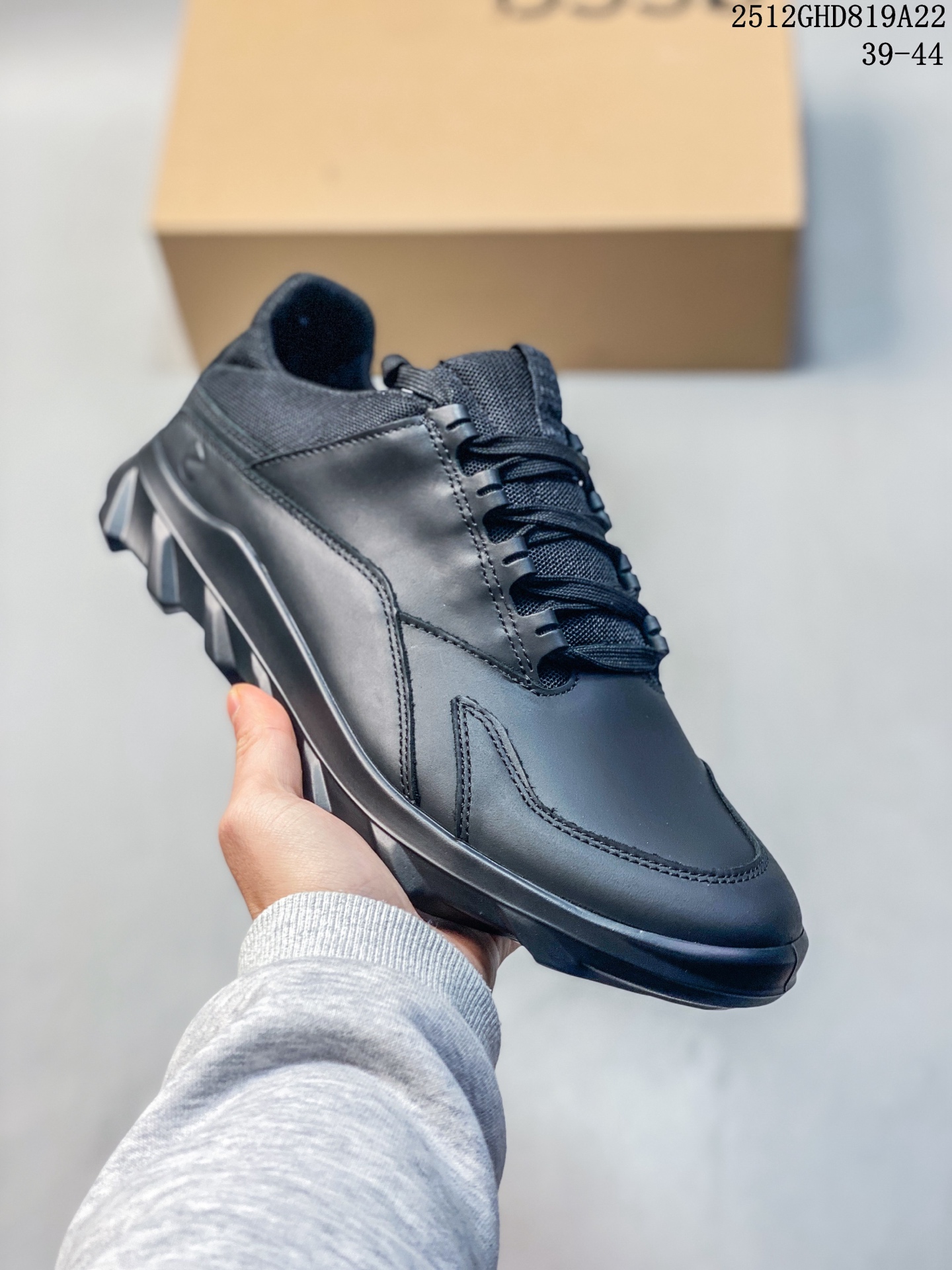 💰250
Ecco 爱步官方同步健步运动系列#男鞋采用头层磨砂皮鞋面材质#欧索莱吸汗去臭脚垫#IP轻盈发泡厚齿橡胶鞋底❗️北欧丹麦品牌·爱步/ECCO Mx Low Gore-tex 驱动系列低帮徒步户外露营百搭休闲运动鞋
尺码：39-44
12GHD819A22