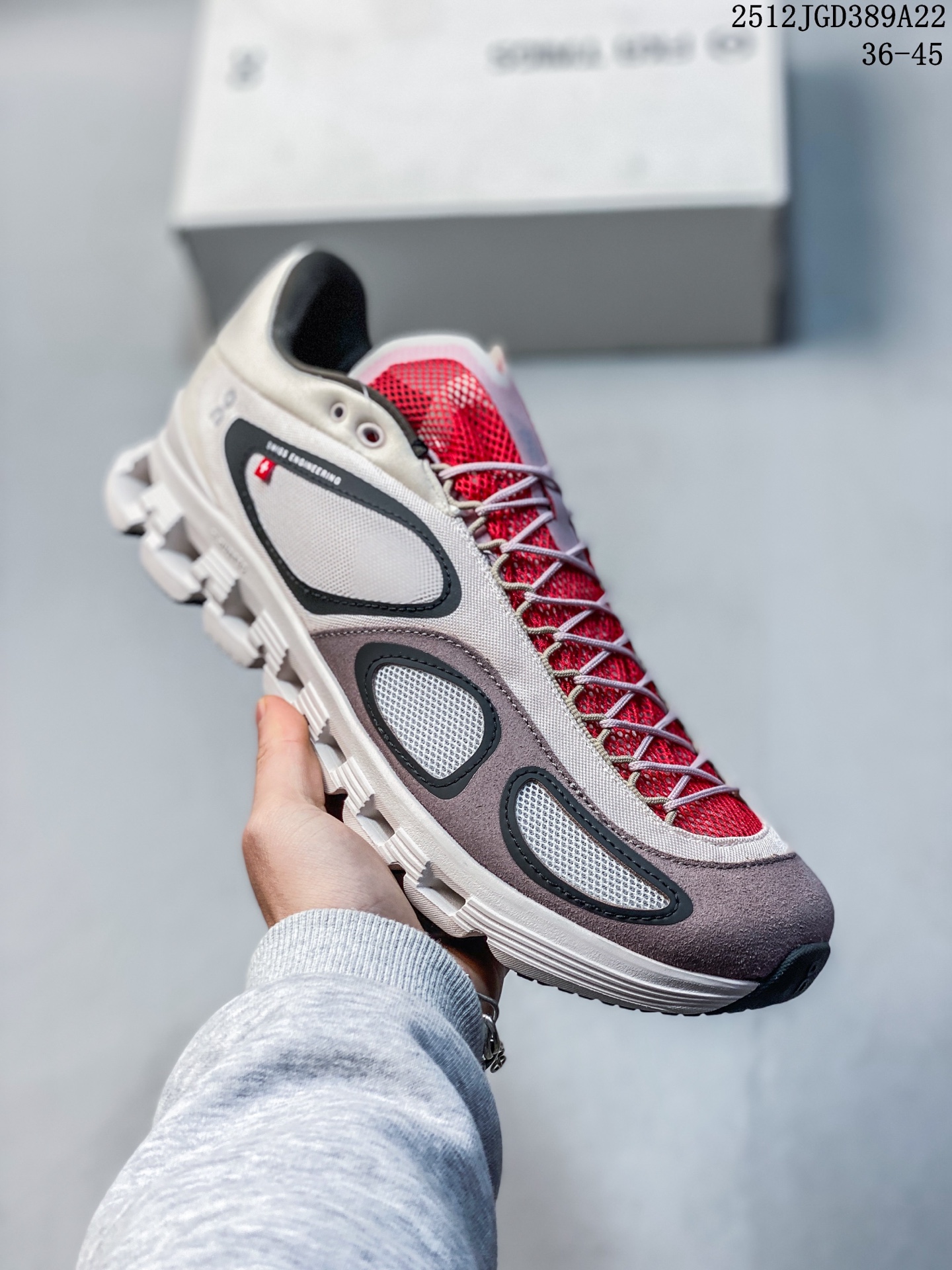 💰140
【新品】昂跑新鞋：On昂跑 x FKA twigs联名跑步鞋。明星鞋款 FKA Twigs x On Cloud X 昂跑联名系列运动鞋，整双鞋的轮廓来自 On 家 Cloud X，保留了 CloudTec 分段中底和 Helion 泡棉带来的灵活脚感。该系列鞋款在设计上独具匠心。鞋面运用了多种材质拼接，麂皮巧妙装饰在挡泥板及脚趾附近的圆形切口处，增添质感；帆布构成中足与鞋领部分，中足的网眼切口上印有瑞士国旗，别具特色；鞋舌采用开放式网眼设计，搭配细绳鞋带和热熔加固，细节之处尽显精致。FKA Twigs 的名字以未来主义字体低调地出现在鞋跟标签上，彰显独特身份。既神秘又带点先锋气息。鞋底采用 Cloudtec 和 Helion 缓震泡沫中底和外底，为穿着者提供出色的舒适脚感与良好支撑性能。鞋身侧面的“镂空感”轮廓线条，搭配不同材质的灰阶配比，看着就很有未来感。

尺码:  36-45
12JGD389A22