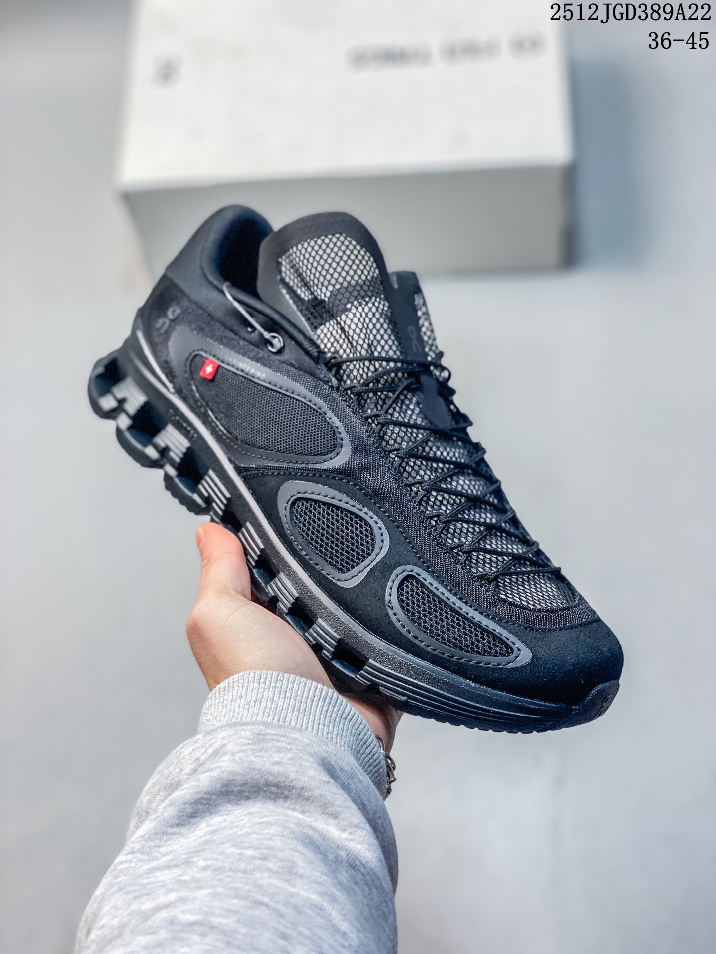 💰140
【新品】昂跑新鞋：On昂跑 x FKA twigs联名跑步鞋。明星鞋款 FKA Twigs x On Cloud X 昂跑联名系列运动鞋，整双鞋的轮廓来自 On 家 Cloud X，保留了 CloudTec 分段中底和 Helion 泡棉带来的灵活脚感。该系列鞋款在设计上独具匠心。鞋面运用了多种材质拼接，麂皮巧妙装饰在挡泥板及脚趾附近的圆形切口处，增添质感；帆布构成中足与鞋领部分，中足的网眼切口上印有瑞士国旗，别具特色；鞋舌采用开放式网眼设计，搭配细绳鞋带和热熔加固，细节之处尽显精致。FKA Twigs 的名字以未来主义字体低调地出现在鞋跟标签上，彰显独特身份。既神秘又带点先锋气息。鞋底采用 Cloudtec 和 Helion 缓震泡沫中底和外底，为穿着者提供出色的舒适脚感与良好支撑性能。鞋身侧面的“镂空感”轮廓线条，搭配不同材质的灰阶配比，看着就很有未来感。

尺码:  36-45
12JGD389A22