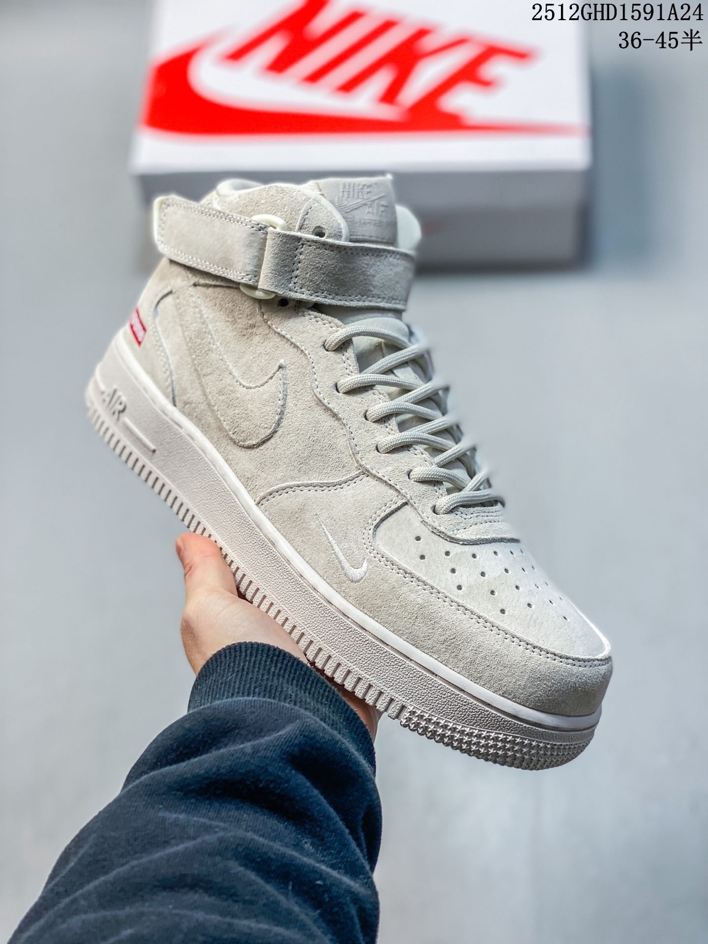 💰250
街头典藏款文案（质感叙事风）浅灰麂皮的温柔暴击，是Supreme与Nike Air Force 1 Mid的联名浪漫！DV0788-001鞋款以细腻翻毛皮革重塑经典中帮鞋型，鞋侧红标、挂饰徽章的品牌标识撞出街头辨识度，魔术贴绑带可自由调节的设计，让搭配多了几分玩趣。Air气垫加持的经典大底，踩出云端般的脚感，把美式复古的慵懒与潮酷揉进每一步，这双“非Dunk却胜Dunk”的联名款，是街头玩家鞋柜里的收藏级狠货！
12GHD1591A24