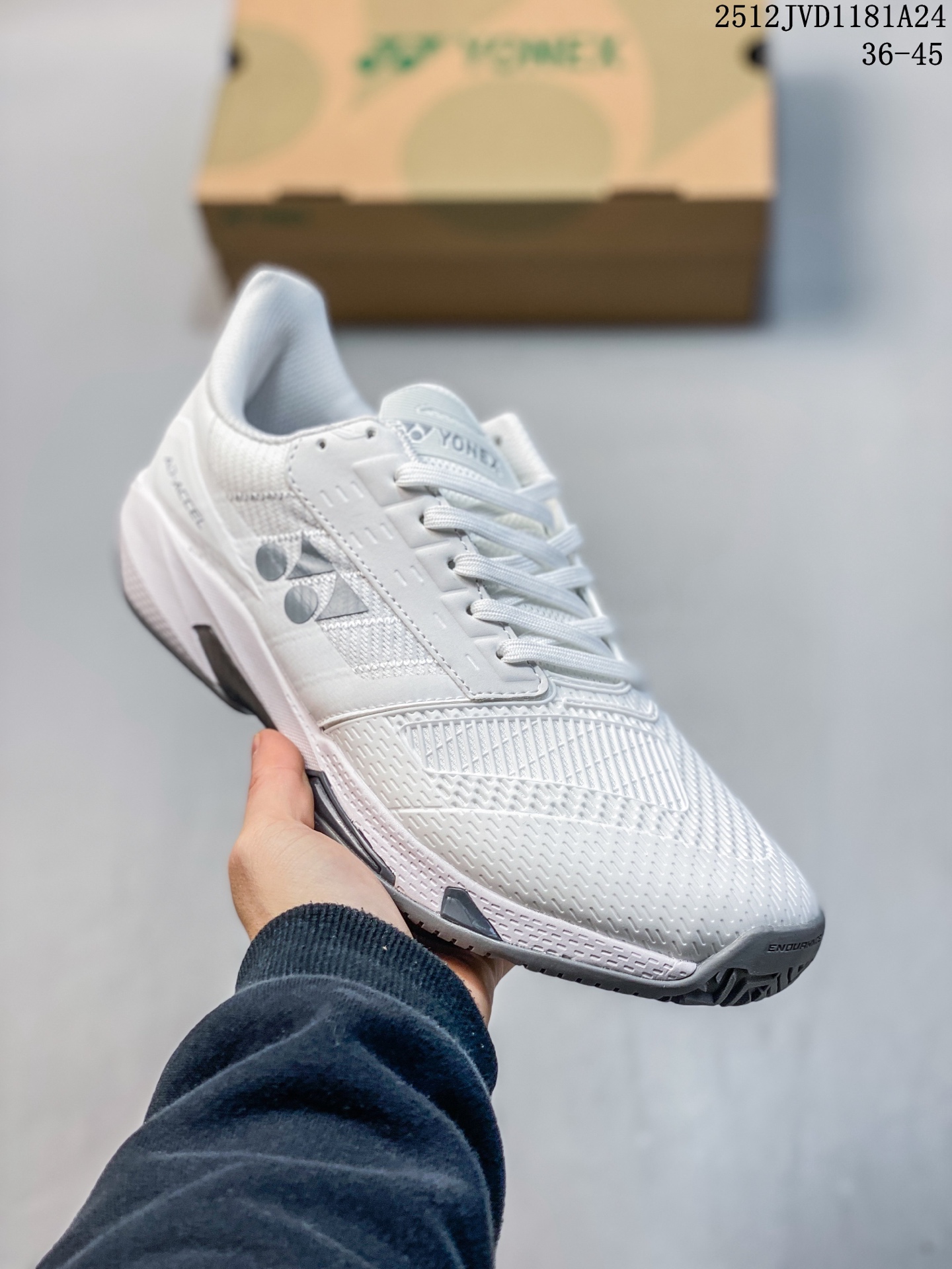 💰190
公司级✅YONEX尤尼克斯网球鞋男女专业比赛训练鞋轻量耐磨运动鞋
弯曲+加长TPU翅片提升变向速度ACCEL BOOSTER的中心部分为外转力提强度，并具有灵活性，通过控制足部的弯折情况、来提升变向速度
动力垫科技轻质、不易疲劳，动力垫是YONEX独家开发的轻量吸震材料，落地时能有效缓解冲击，将其能量转换为下一步的动力
货号:SHTAAMA
尺码:36 36.5 37.5 38 38.5 39 40 40.5 41 42 42.5 43 44 45
12JVD1181A24