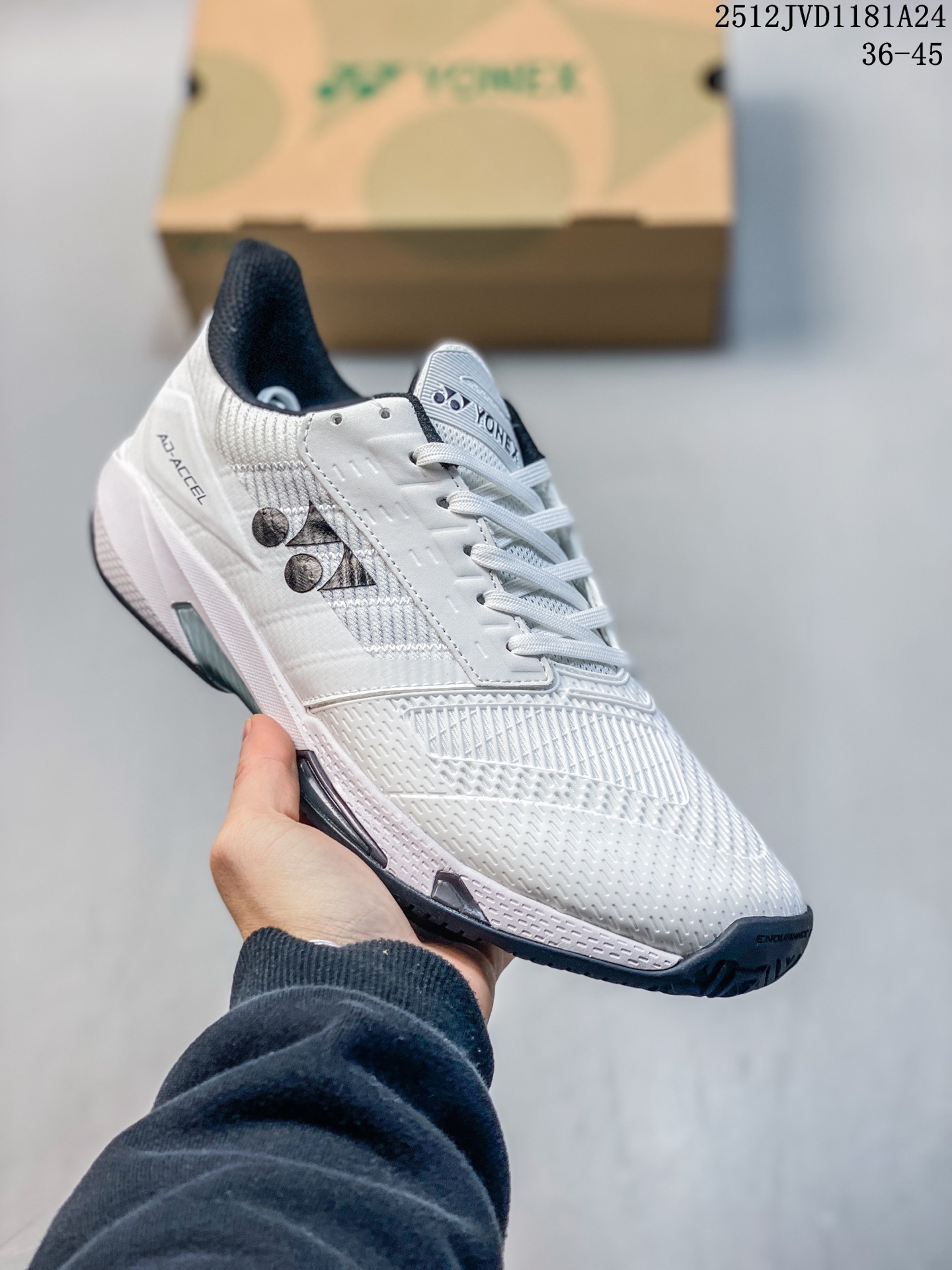 🈴️💰190
公司级✅YONEX尤尼克斯网球鞋男女专业比赛训练鞋轻量耐磨运动鞋
弯曲+加长TPU翅片提升变向速度ACCEL BOOSTER的中心部分为外转力提强度，并具有灵活性，通过控制足部的弯折情况、来提升变向速度
动力垫科技轻质、不易疲劳，动力垫是YONEX独家开发的轻量吸震材料，落地时能有效缓解冲击，将其能量转换为下一步的动力
货号:SHTAAMA
尺码:36 36.5 37.5 38 38.5 39 40 40.5 41 42 42.5 43 44 45
12JVD1181A24