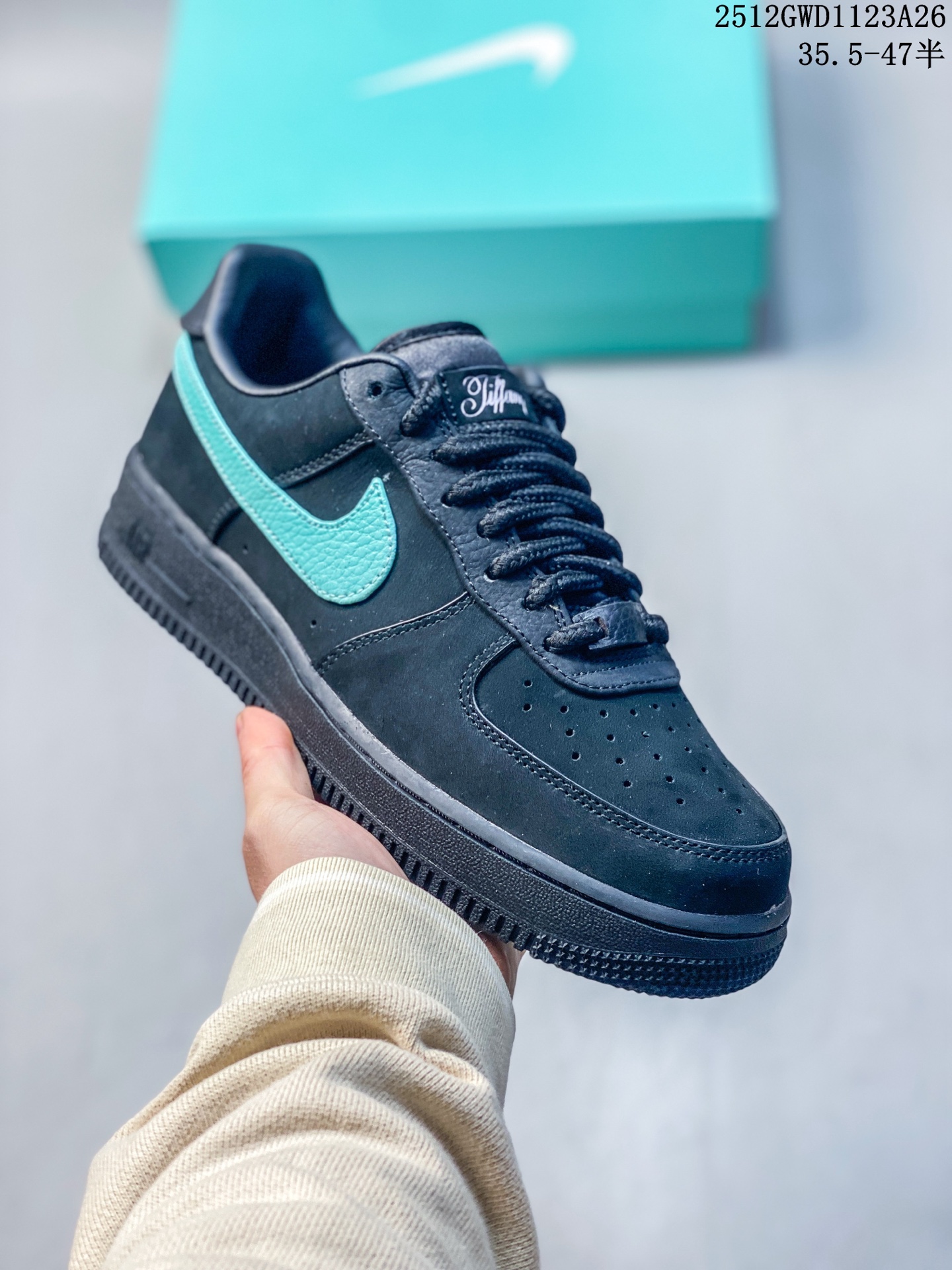 💰280
配色:   蒂芙尼黑绿
货号：DZ1382-001
码数：35.5-47带半
12GWD1123A26