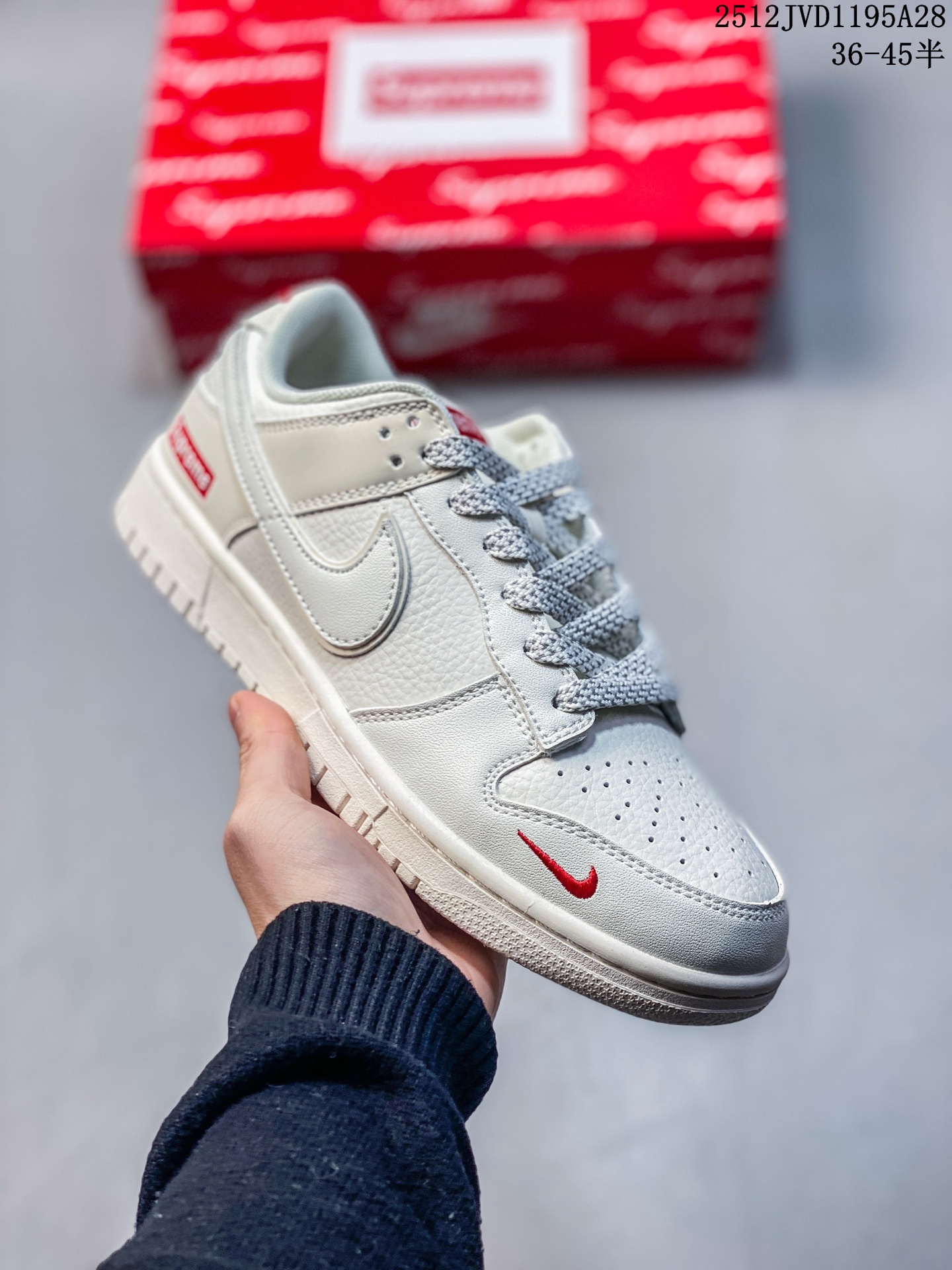 Supreme x Nike Dunk Low 米白小红勾 此款主张打破传统的工业化流水线设计限制,以Made by ideas的超级创意为理念,集结众多潮流设计师,结合时下最ing潮流风尚,为潮流爱好者打造彰品自我的专属潮品.同时尊重每个年轻人对于潮流的理解与选择,主张“让每个年轻人塑造自己的潮流”. 货号: CS1688-109 JVD1195A28