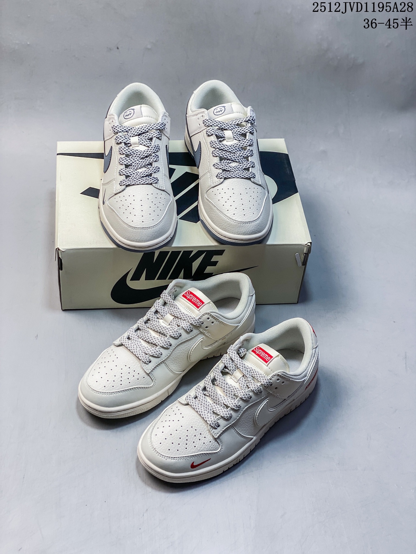 Supreme x Nike Dunk Low 米白小红勾 此款主张打破传统的工业化流水线设计限制,以Made by ideas的超级创意为理念,集结众多潮流设计师,结合时下最ing潮流风尚,为潮流爱好者打造彰品自我的专属潮品.同时尊重每个年轻人对于潮流的理解与选择,主张“让每个年轻人塑造自己的潮流”. 货号: CS1688-109 JVD1195A28