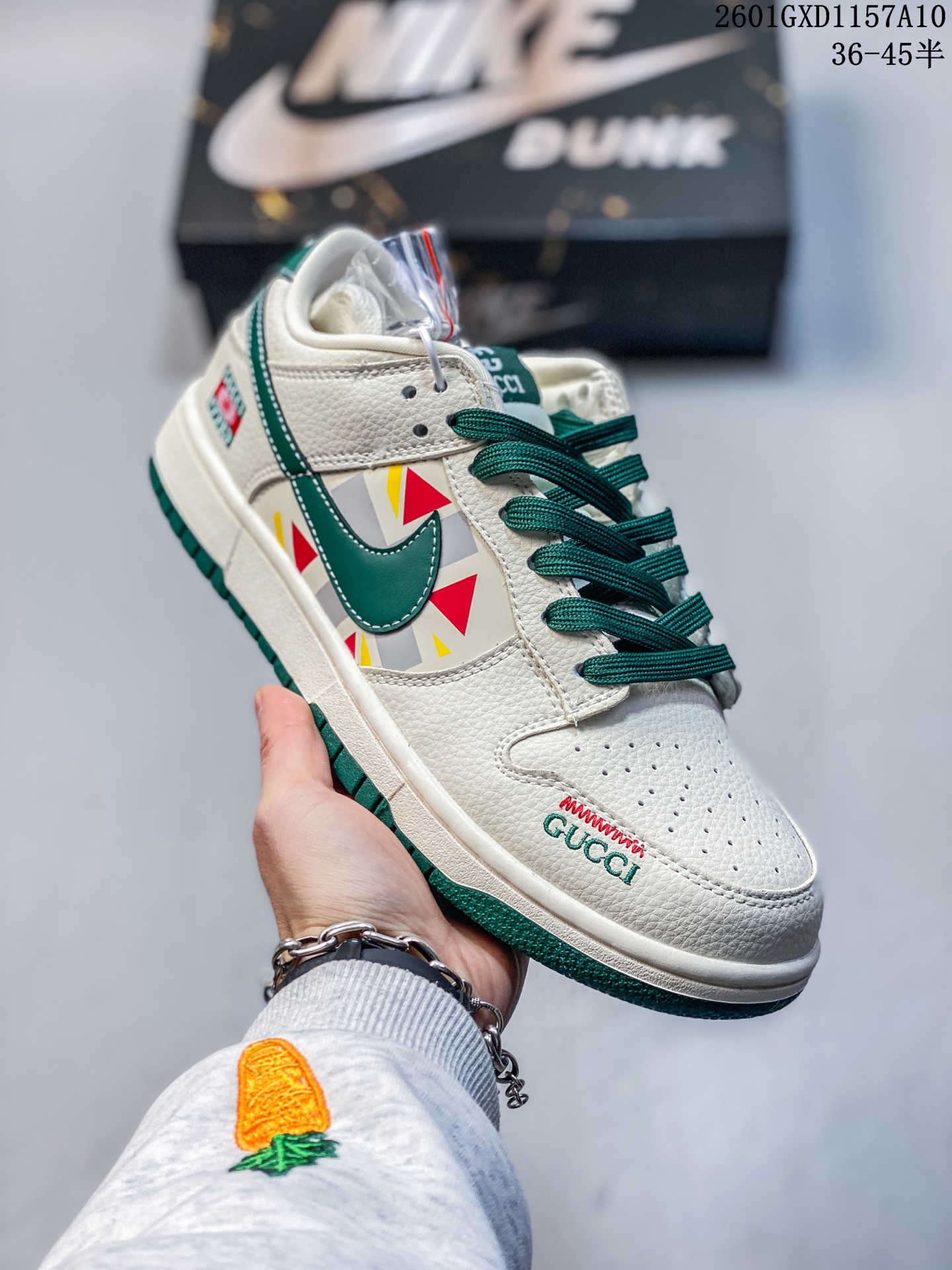 💰260
高奢街头风！Nike Dunk Low 爆款高端定制（Gucci古驰联名）
鞋身主体为米白色荔枝纹皮革，搭配墨绿色的Swoosh标志、鞋带及外底，形成经典的“白绿”高奢配色；
融入Gucci标志性的几何拼接图案（红、黄、灰三角纹样），并印有“GUCCI”字母标识与双G图案，将街头鞋型与奢侈品牌设计语言结合！
货号：SJ8888-007
Size：36 36.5 37.5 38 38.5 39 40 40.5 41 42 42.5 43 44 44.5 45
01GXD1157A10
