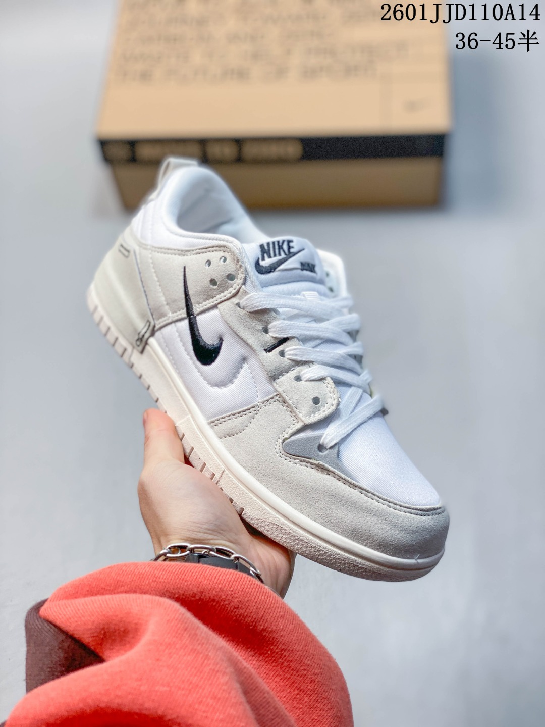 💰130
Nike Dunk Low Disrupt 2 原装配色
✅内侧的 Nike Swoosh 采用缝线勾勒出轮廓，最亮眼的设计莫过于外侧的小型 Swoosh 使用黄色刺绣制作而成，在稳重的同时又不失俏皮可爱。后跟周围使用帆布材质做半包露出一半的橡胶中底，融入摩登感觉，为经久不衰的设计增添了新的亮点
货号：DH4402-001 
尺码：36 36.5 37.5 38 38.5 39 40 40.5 41 42 42.5 43 44 44.5 45  ID：329JJD0115
01JJD110A14