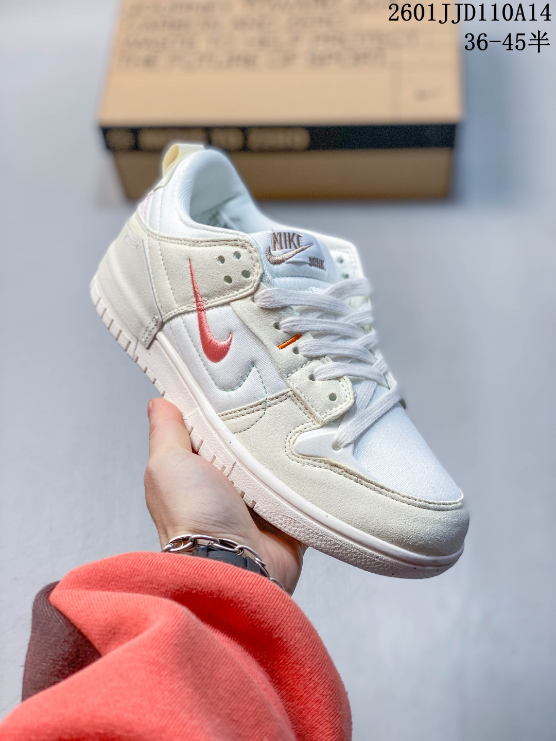 💰130
Nike Dunk Low Disrupt 2 原装配色
✅内侧的 Nike Swoosh 采用缝线勾勒出轮廓，最亮眼的设计莫过于外侧的小型 Swoosh 使用黄色刺绣制作而成，在稳重的同时又不失俏皮可爱。后跟周围使用帆布材质做半包露出一半的橡胶中底，融入摩登感觉，为经久不衰的设计增添了新的亮点
货号：DH4402-001 
尺码：36 36.5 37.5 38 38.5 39 40 40.5 41 42 42.5 43 44 44.5 45  ID：329JJD0115
01JJD110A14