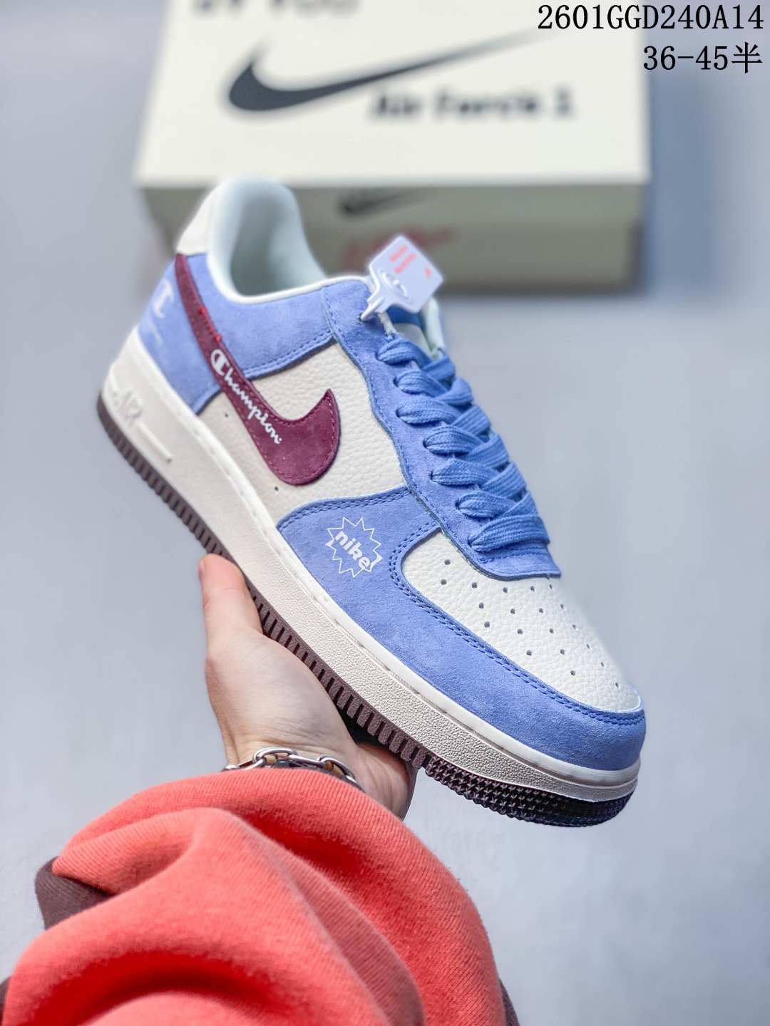 💰240
美式复古潮流！Nike Air Force 1 Low（冠军联名）空军一号 爆款高端定制
采用白、浅蓝、酒红三色拼接，营造清新复古的视觉效果，契合当下潮流审美。
鞋身主体为白色荔枝纹皮革，鞋头与鞋帮部分使用浅蓝麂皮，质感层次分明。
酒红色Swoosh上印有Champion品牌标识，后跟与鞋身侧面也点缀了冠军的经典“C”标与品牌字样，强化联名！
浅蓝麂皮撞色酒红，街头氛围感直接拉满，自带潮流buff！
货号：BK1916-010
Size：36 36.5 37.5 38 38.5 39 40 40.5 41 42 42.5 43 44 44.5 45
01GGD240A14