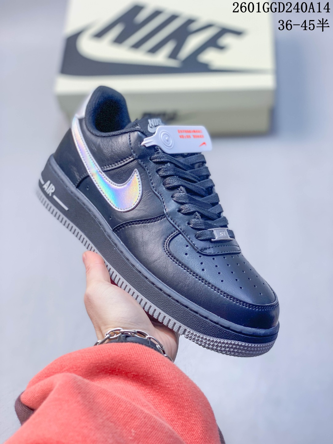 💰240
美式复古潮流！Nike Air Force 1 Low（冠军联名）空军一号 爆款高端定制
采用白、浅蓝、酒红三色拼接，营造清新复古的视觉效果，契合当下潮流审美。
鞋身主体为白色荔枝纹皮革，鞋头与鞋帮部分使用浅蓝麂皮，质感层次分明。
酒红色Swoosh上印有Champion品牌标识，后跟与鞋身侧面也点缀了冠军的经典“C”标与品牌字样，强化联名！
浅蓝麂皮撞色酒红，街头氛围感直接拉满，自带潮流buff！
货号：BK1916-010
Size：36 36.5 37.5 38 38.5 39 40 40.5 41 42 42.5 43 44 44.5 45
01GGD240A14