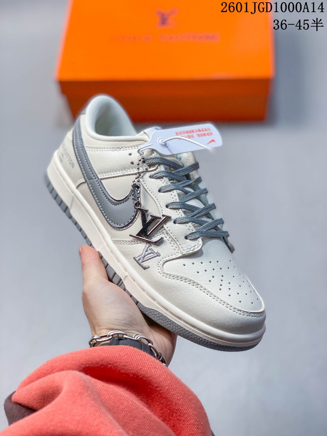 💰140
耐克 Nike Dunk Low Retro 运动鞋复古板鞋，作为 80 年代经典篮球鞋款，起初专为硬木球场打造，后来成为席卷街头的时尚标杆，现以经典细节和复古篮球风范再次归来。皮革与合成材质组合鞋面，经久耐穿，柔软非凡。泡绵中底，缔造轻盈回弹的缓震效果，橡胶外底搭配圆形支点设计，铸就非凡抓地力，尽显经典风范。从篮板到滑板，Nike Dunk 的影响力毋庸置疑。尽管 1985 年以篮球鞋形式亮相，但其平整而具有抓附力的鞋底闯入了滑板运动员的视野，堪称滑板鞋的理想之选。几十年来，Dunk 不断直击全球各地滑板手的灵魂，推出不计其数的配色方案，追求创造力和功能性兼得的理想境界，彰显亚文化风采。
01JGD1000A14