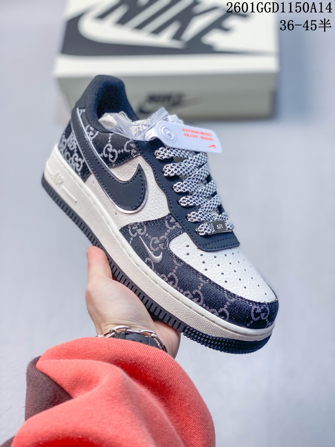 💰240
2026马年限定Air Force 1太吸睛了！黑白红撞色超经典，鞋身福字、小马挂坠和2026浮雕满满新年仪式感，经典空军鞋型搭配全掌气垫，脚感柔软又百搭。新年穿它不仅颜值在线，还能把好运穿在脚下，潮人新年必备款！
货号：HT5088-618
Size：36 36.5 37.5 38 38.5 39 40 40.5 41 42 42.5 43 44 44.5 45
01GGD1150A14