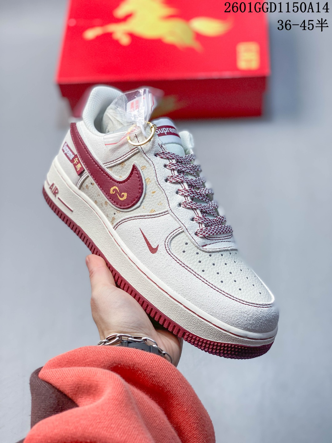 💰240
2026马年限定Air Force 1太吸睛了！黑白红撞色超经典，鞋身福字、小马挂坠和2026浮雕满满新年仪式感，经典空军鞋型搭配全掌气垫，脚感柔软又百搭。新年穿它不仅颜值在线，还能把好运穿在脚下，潮人新年必备款！
货号：HT5088-618
Size：36 36.5 37.5 38 38.5 39 40 40.5 41 42 42.5 43 44 44.5 45
01GGD1150A14