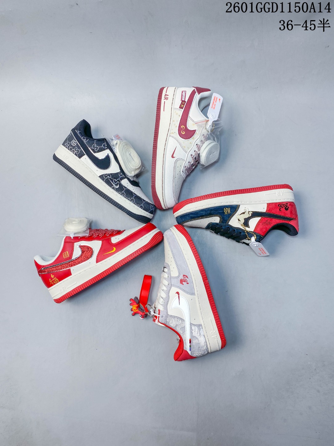 🈴💰240
2026马年限定Air Force 1太吸睛了！黑白红撞色超经典，鞋身福字、小马挂坠和2026浮雕满满新年仪式感，经典空军鞋型搭配全掌气垫，脚感柔软又百搭。新年穿它不仅颜值在线，还能把好运穿在脚下，潮人新年必备款！
货号：HT5088-618
Size：36 36.5 37.5 38 38.5 39 40 40.5 41 42 42.5 43 44 44.5 45
01GGD1150A14