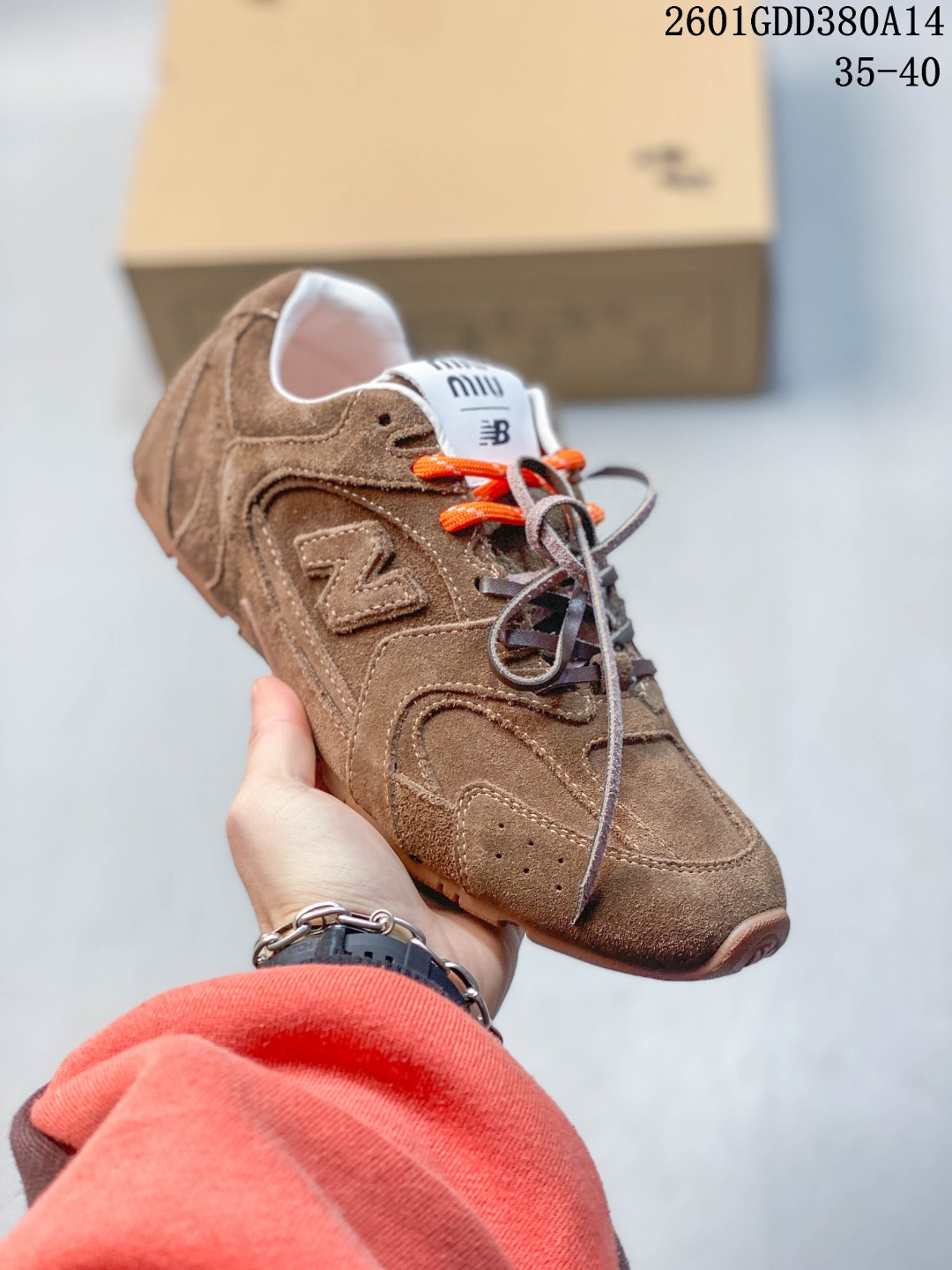 💰220
MiuMiu缪缪 x New Balance NB530情侣款 休闲 运动鞋 阿甘鞋 德训鞋 原版开发 经典NB530运动鞋中汲取灵感推出了自己的迭代版本530SL。该运动鞋采用解构和轻盈的设计，有棕色和米色配色，带点彷旧的布料包覆着 New Balance 530的轮廓，刻意磨损、不均匀的皮革色调，让波鞋多了不同的个性 这款联名鞋款配有双鞋带设计，包括白色、橙色、棕色和黄色鞋带，营造出随性系起的感觉，为整体感又多了几分 Boyish 以及率性感
24s开春走秀场曝光、非常流行的美拉德配色平底鞋，双鞋带设计、独特风格，非常有质感！上脚非常轻便 百搭 全球以及国内社交平台已爆众多上脚图 多位顶级流量明星
Size: 35-44
01GDD380A14