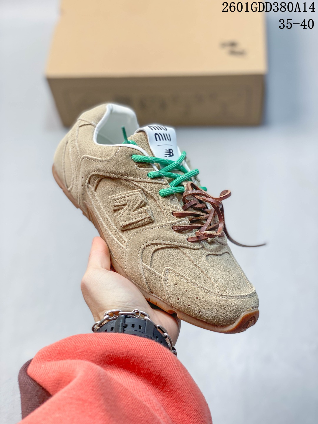 💰220
MiuMiu缪缪 x New Balance NB530情侣款 休闲 运动鞋 阿甘鞋 德训鞋 原版开发 经典NB530运动鞋中汲取灵感推出了自己的迭代版本530SL。该运动鞋采用解构和轻盈的设计，有棕色和米色配色，带点彷旧的布料包覆着 New Balance 530的轮廓，刻意磨损、不均匀的皮革色调，让波鞋多了不同的个性 这款联名鞋款配有双鞋带设计，包括白色、橙色、棕色和黄色鞋带，营造出随性系起的感觉，为整体感又多了几分 Boyish 以及率性感
24s开春走秀场曝光、非常流行的美拉德配色平底鞋，双鞋带设计、独特风格，非常有质感！上脚非常轻便 百搭 全球以及国内社交平台已爆众多上脚图 多位顶级流量明星
Size: 35-44
01GDD380A14