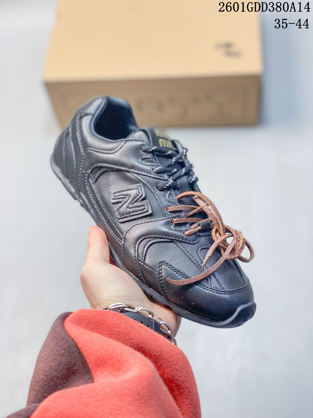 🈴💰220
MiuMiu缪缪 x New Balance NB530情侣款 休闲 运动鞋 阿甘鞋 德训鞋 原版开发 经典NB530运动鞋中汲取灵感推出了自己的迭代版本530SL。该运动鞋采用解构和轻盈的设计，有棕色和米色配色，带点彷旧的布料包覆着 New Balance 530的轮廓，刻意磨损、不均匀的皮革色调，让波鞋多了不同的个性 这款联名鞋款配有双鞋带设计，包括白色、橙色、棕色和黄色鞋带，营造出随性系起的感觉，为整体感又多了几分 Boyish 以及率性感
24s开春走秀场曝光、非常流行的美拉德配色平底鞋，双鞋带设计、独特风格，非常有质感！上脚非常轻便 百搭 全球以及国内社交平台已爆众多上脚图 多位顶级流量明星
Size: 35-44
01GDD380A14