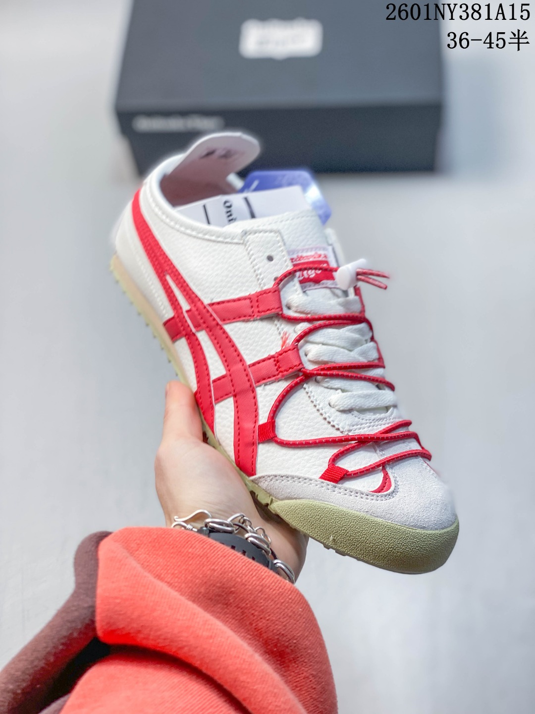 💰💰95
Asics Onitsuka Tiger MEXICO 66 亚瑟士鬼冢虎复古经典板鞋 CNY 新年限定 白红 市场王者选手 海外订单工厂出品 长期生产补货永不断码 超成熟稳定的做工品控  原装全套纸板楦头开发 原汁原味 完美呈现版型 私模正确鞋底咬花纹路 一比一鞋头弧度高度鞋身弧度 绝不口嗨 细节品控鞋型随意秒杀市面 原档咬花纹路私模大底 一个单元有六个三角形 总体形拼接呈现花瓣状 官方四联吊牌 原装Ortholite轻量化鞋垫 原盒原配 质保卡 说明书 钢印防尘纸  纸板中底带钢印 乳胶组合鞋垫 支持全方位的对比专柜 产品从款式颜色造型上体现出追求舒适和细节的完美 鞋类更是推崇手工制作的严谨与完美 融舒适性与可穿性的设计风格 注重细节的完美和别致魅力 既保持稳重 又不失轻松的时尚感 
尺码：36 37 37.5 38 39 39.5 40 40.5 41.5 42 42.5 43.5 44 45
01NY381A15
